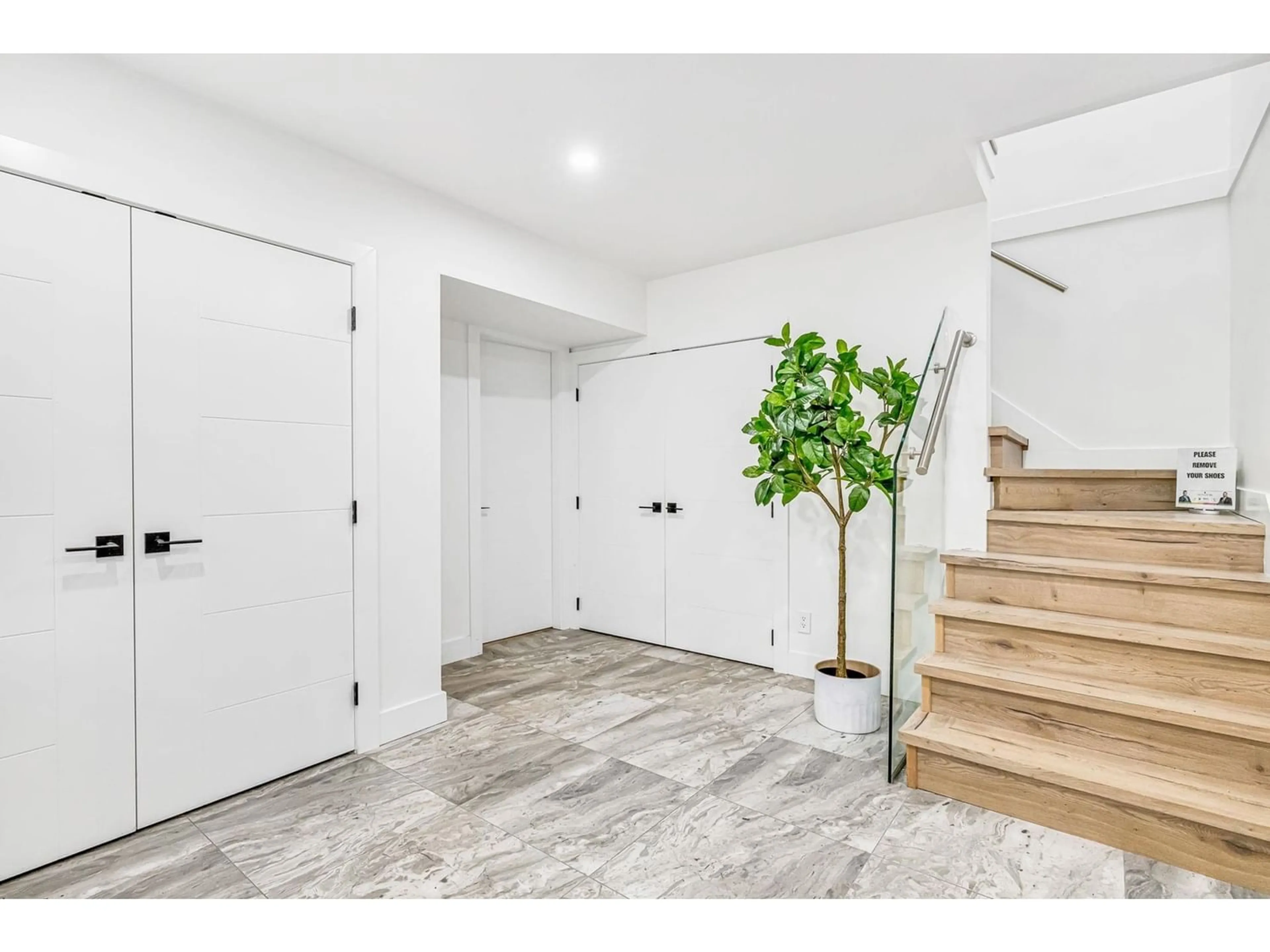 Indoor entryway for 19636 41A AVENUE, Langley British Columbia V3A2Z6