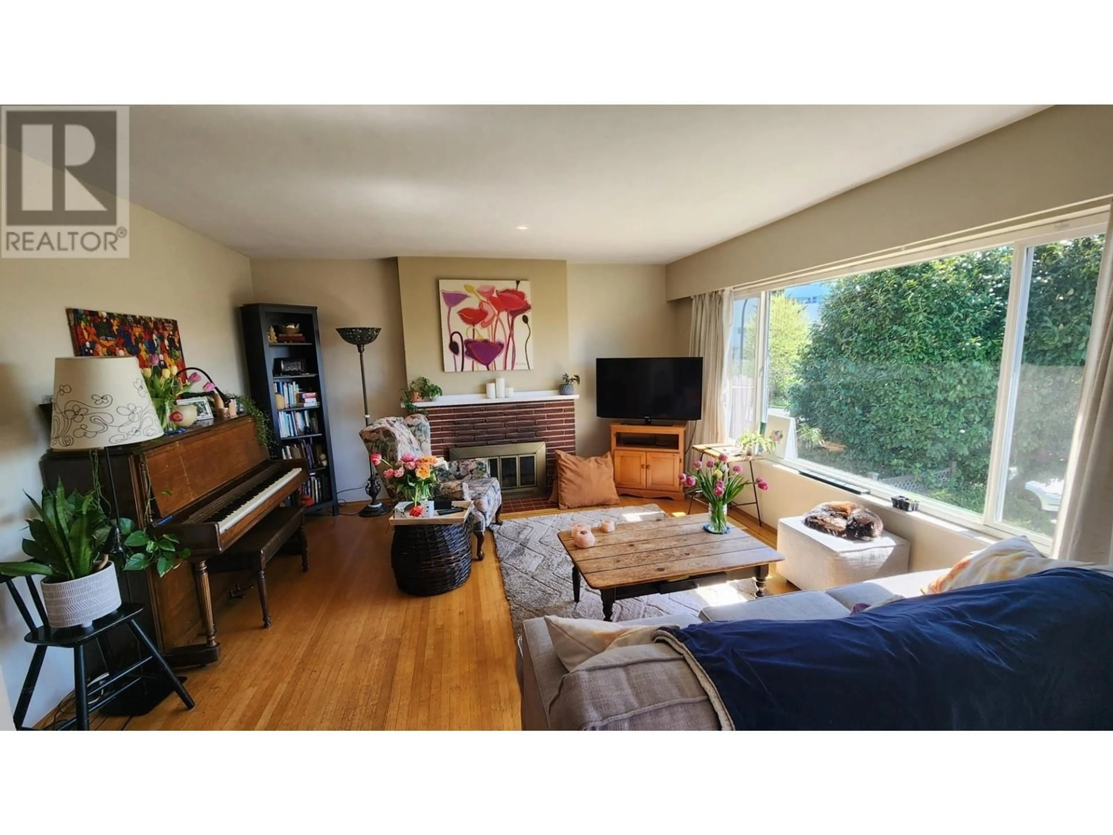 Living room with furniture, wood/laminate floor for 478 1ST STREET, North Vancouver British Columbia V7L1B7