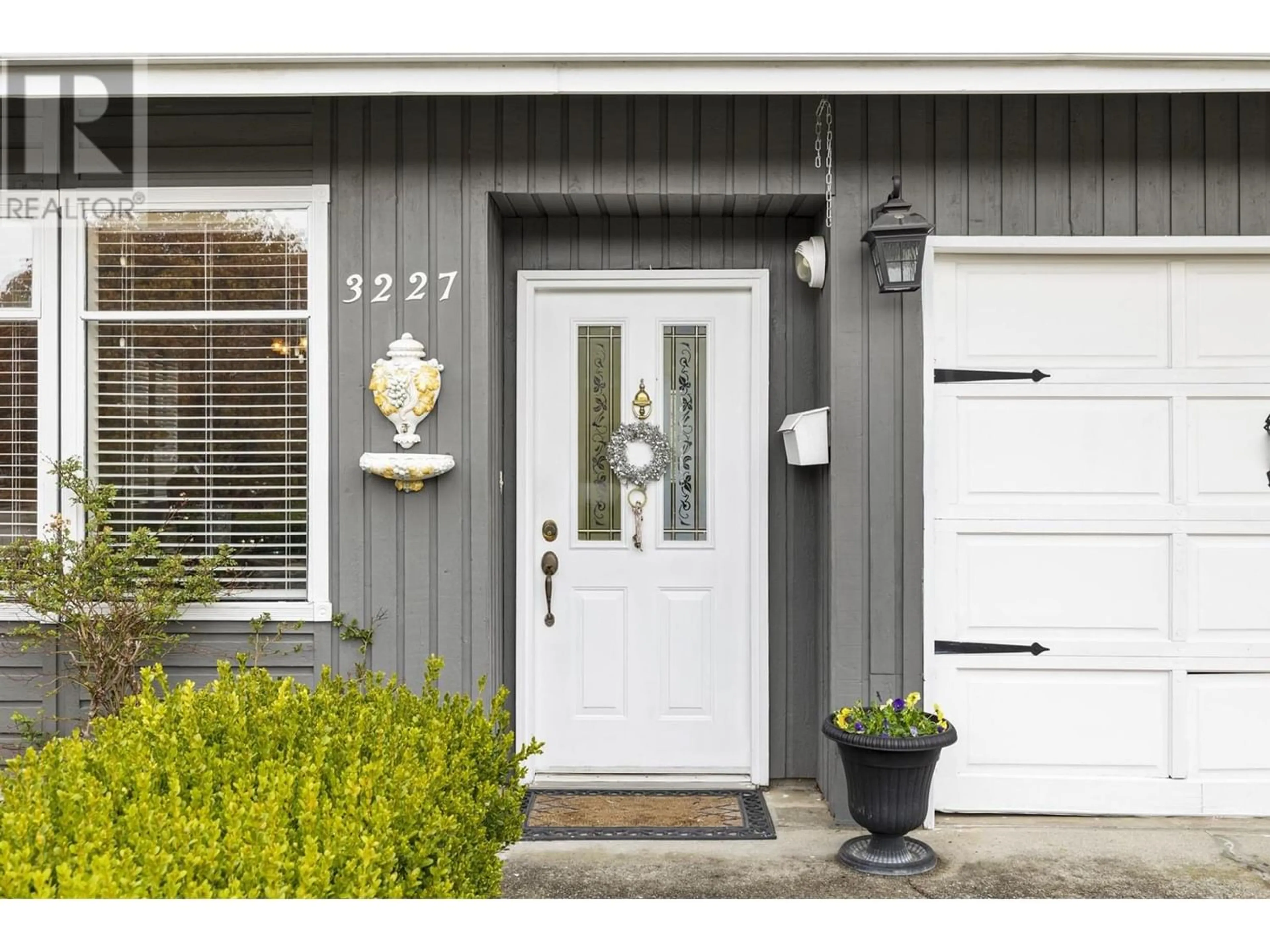 Indoor entryway for 3227 HARWOOD AVENUE, Coquitlam British Columbia V3E1T7