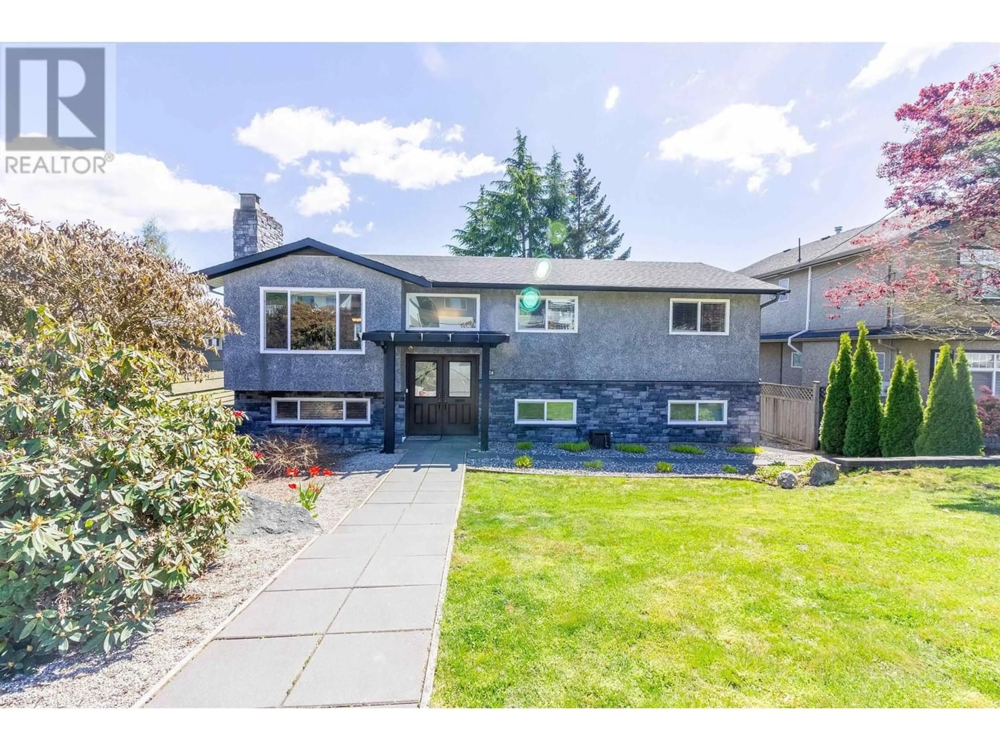 Frontside or backside of a home for 5524 HALIFAX STREET, Burnaby British Columbia V5B2N7