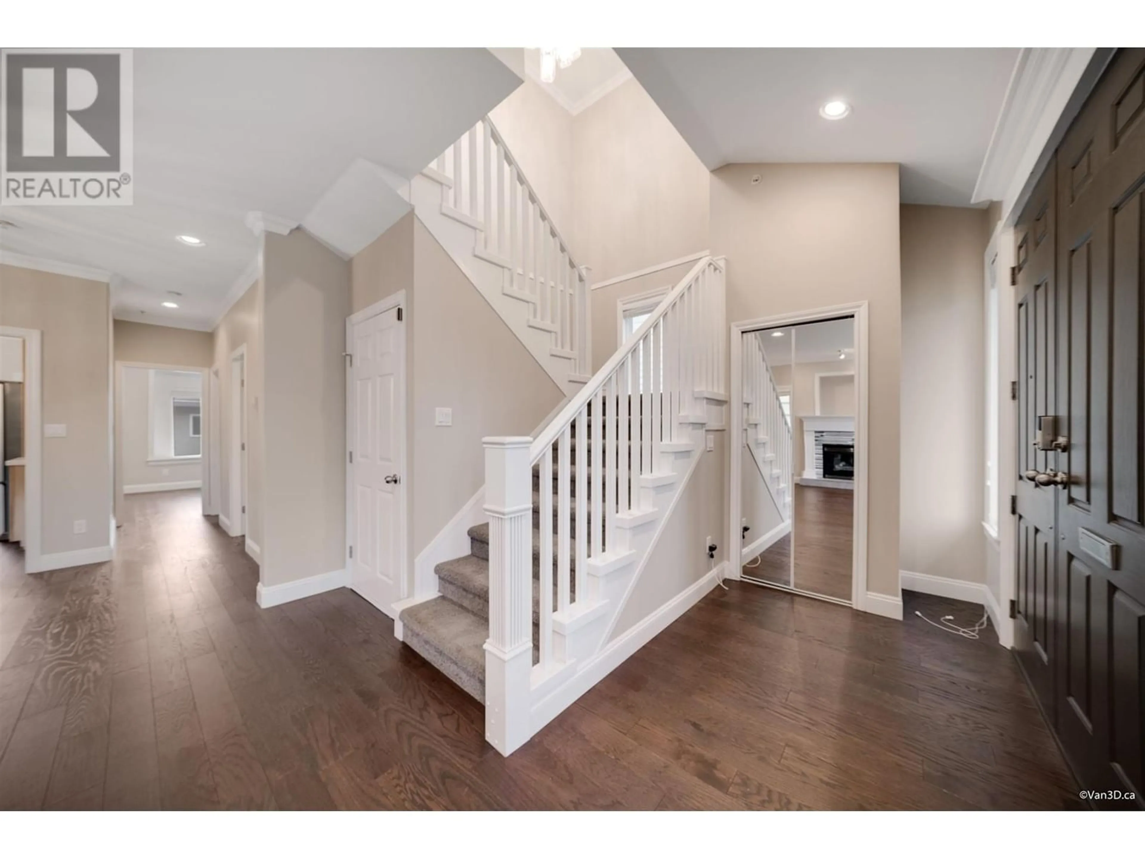 Indoor entryway for 841 E 38TH AVENUE, Vancouver British Columbia V5W1J2