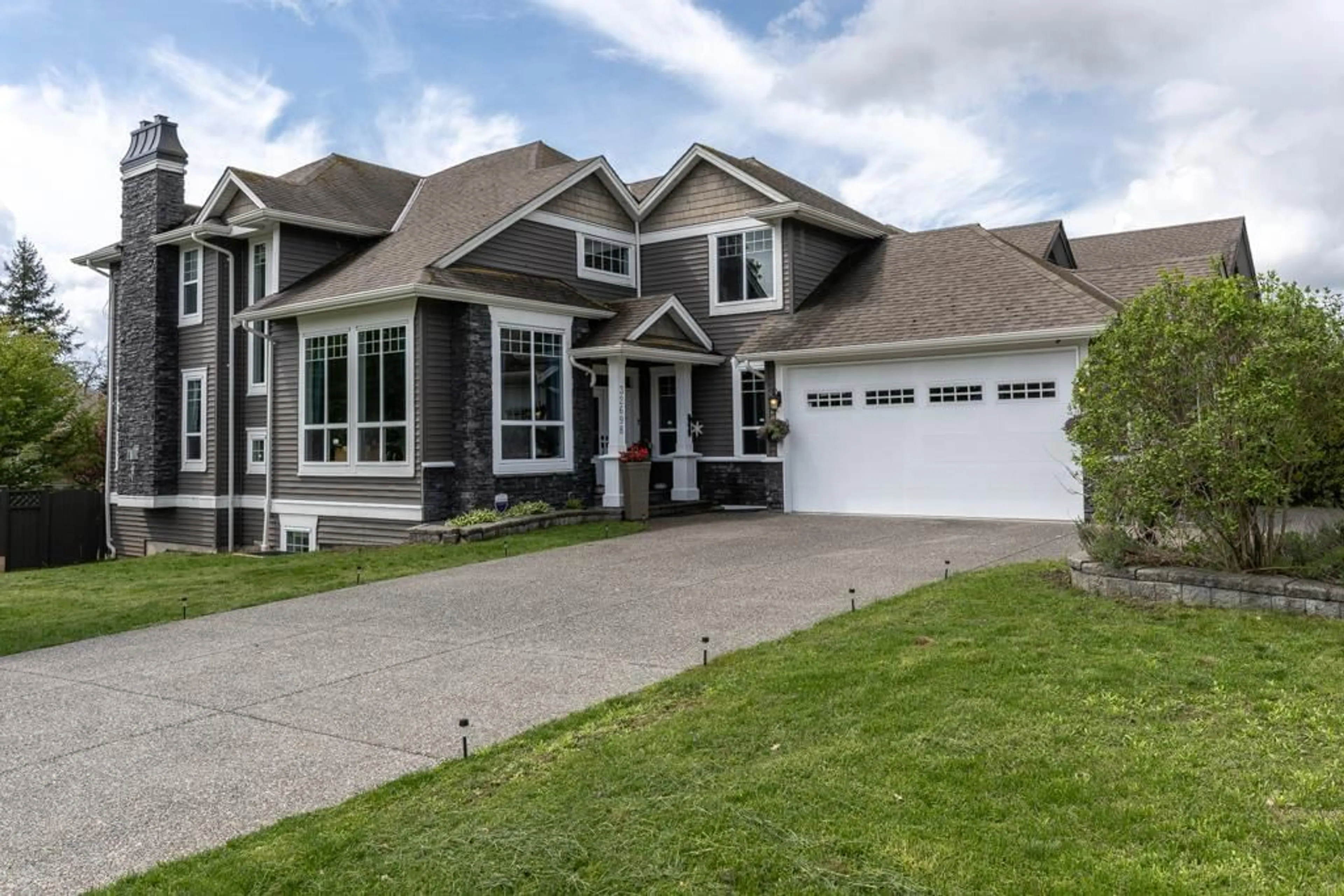 Frontside or backside of a home for 32698 BADGER AVENUE, Mission British Columbia V2V5H7