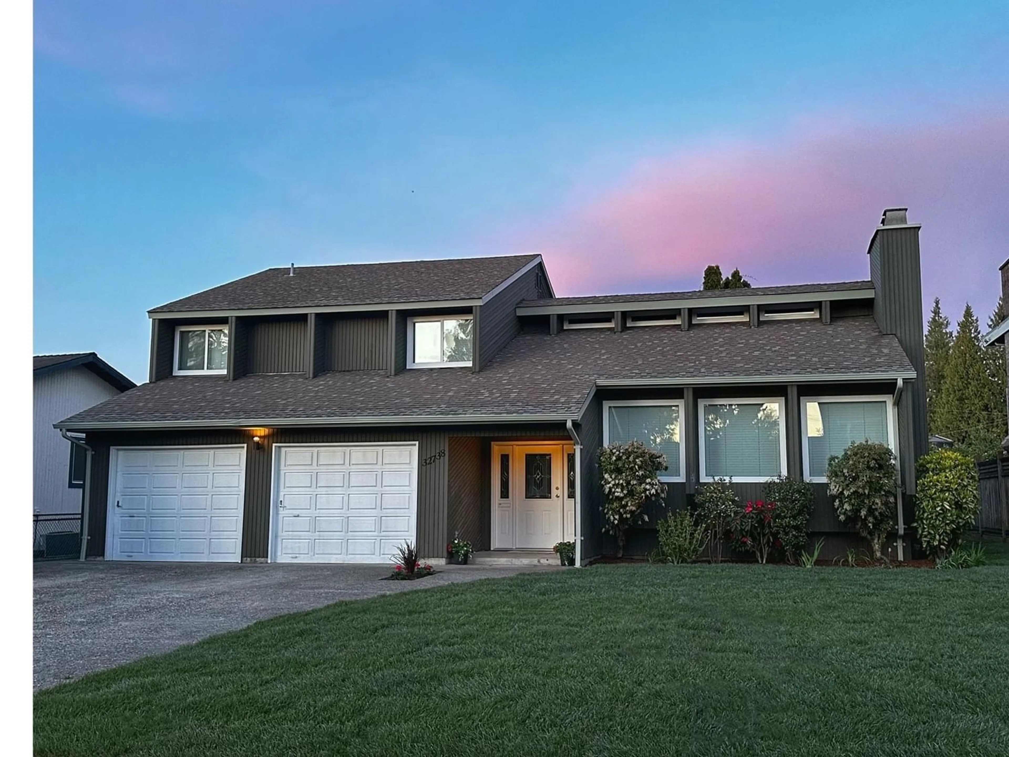 Frontside or backside of a home for 32738 BELLVUE CRESCENT, Abbotsford British Columbia V2S5K3