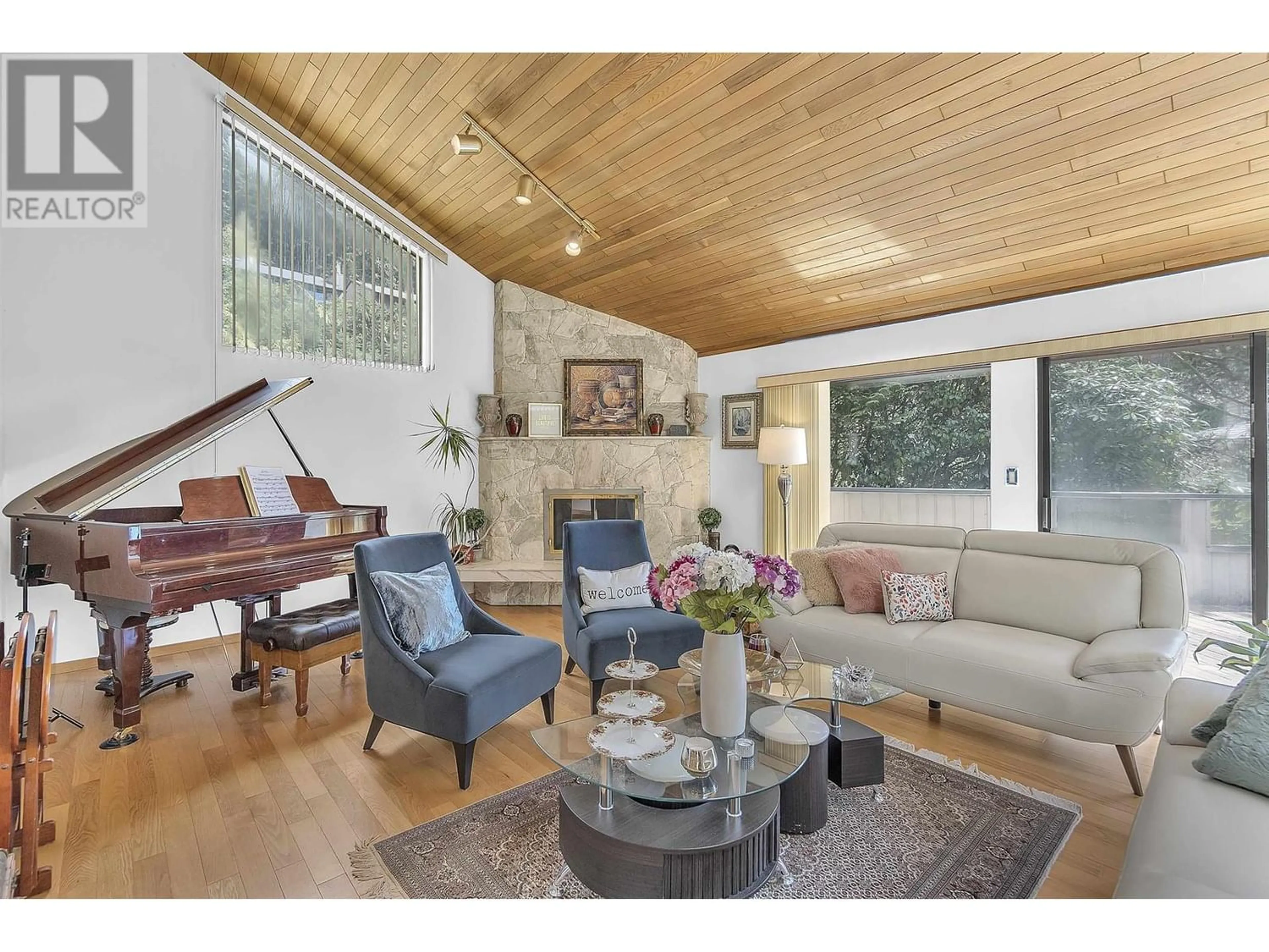 Living room for 5628 SUMAC PLACE, North Vancouver British Columbia V7R4T6