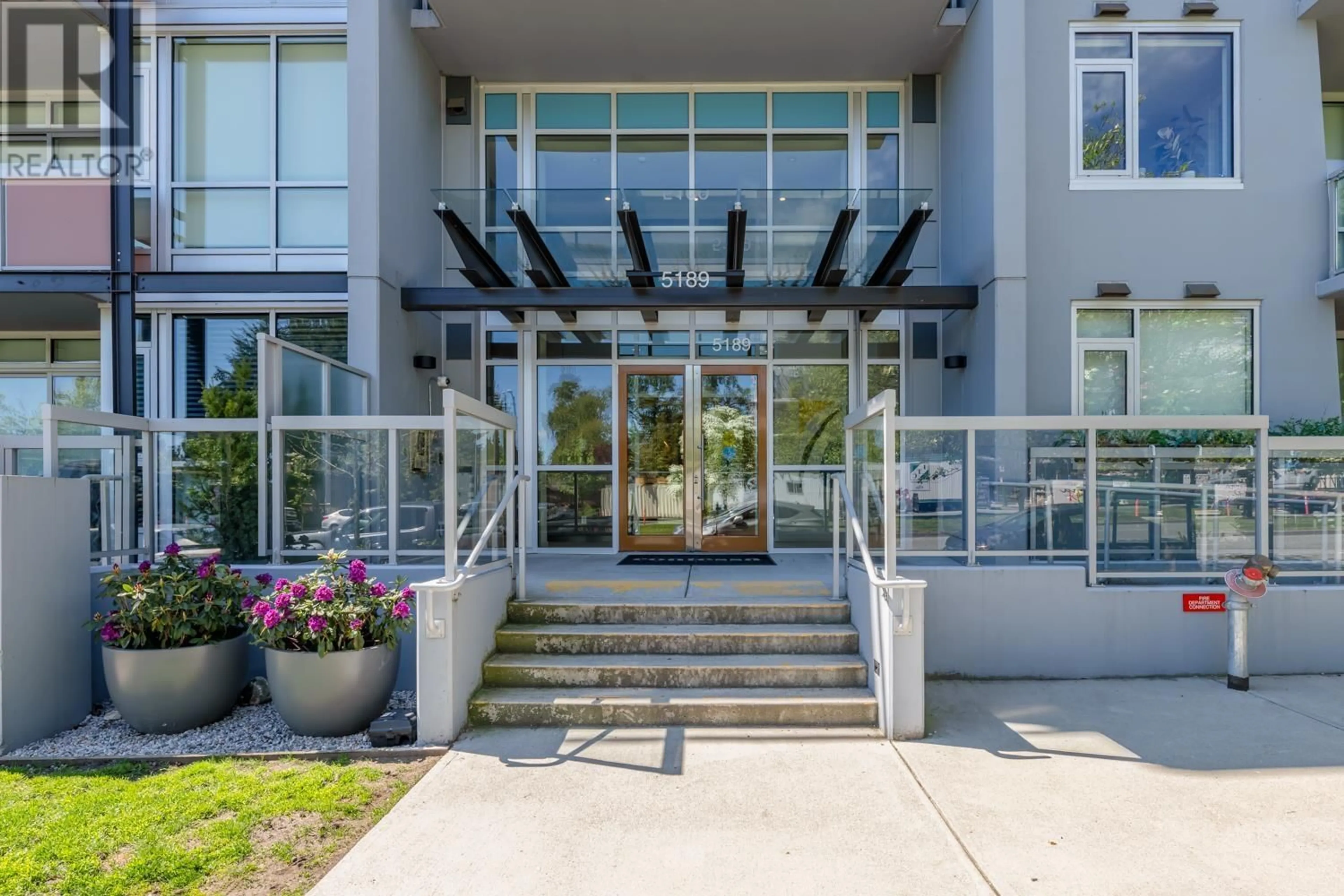 Indoor foyer for 308 5189 CAMBIE STREET, Vancouver British Columbia V5Z2Z6