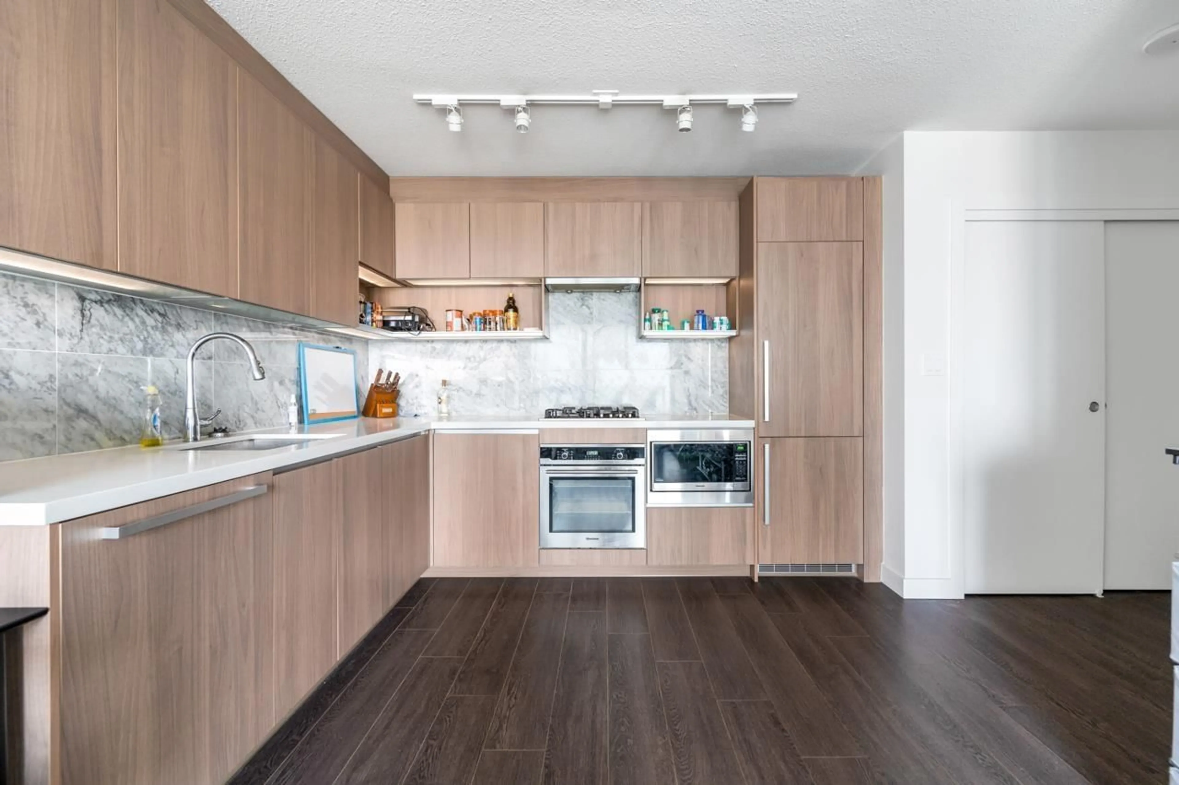 Contemporary kitchen for 2707 13696 100 AVENUE, Surrey British Columbia V3T0L5