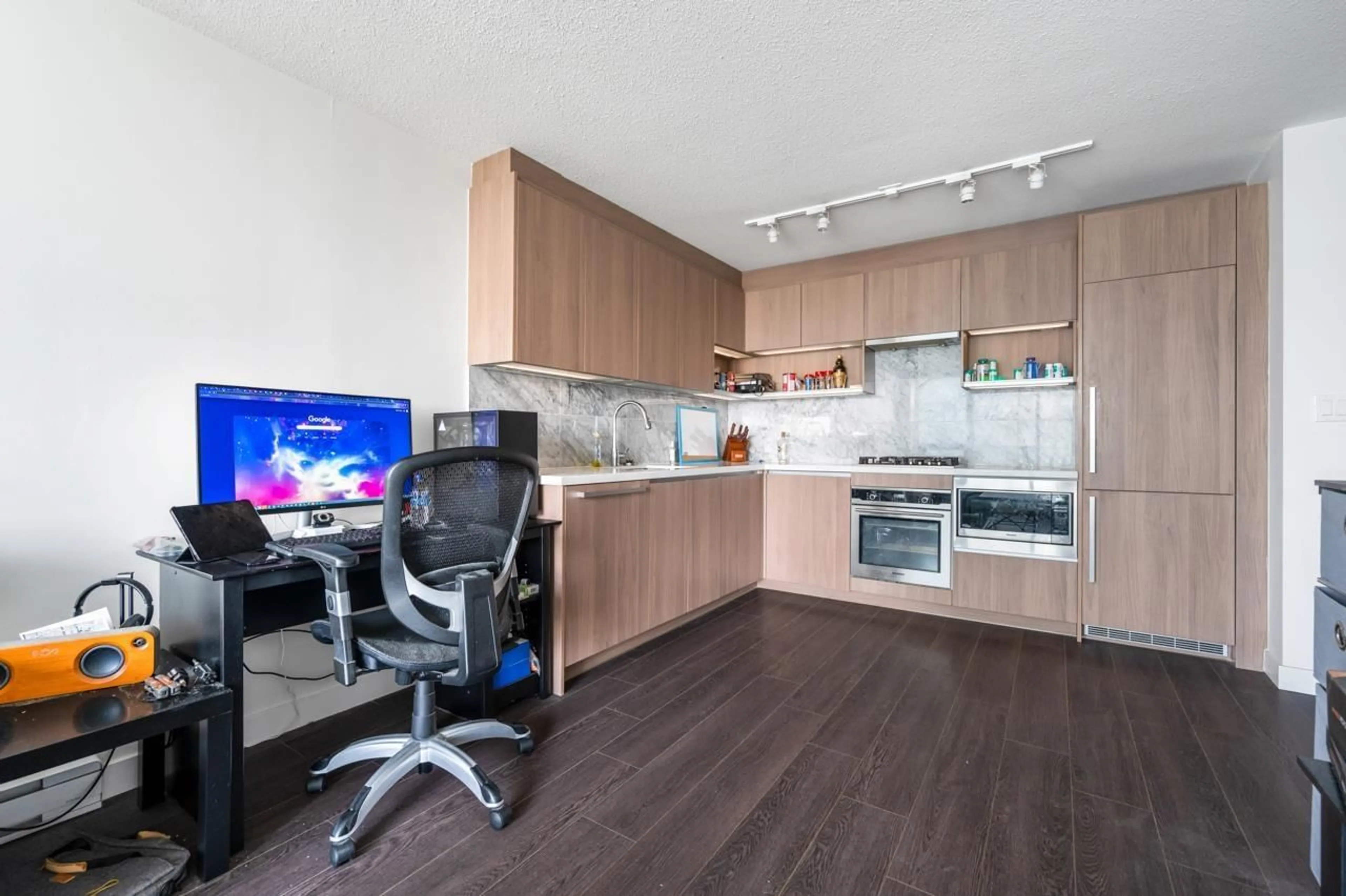 Standard kitchen for 2707 13696 100 AVENUE, Surrey British Columbia V3T0L5