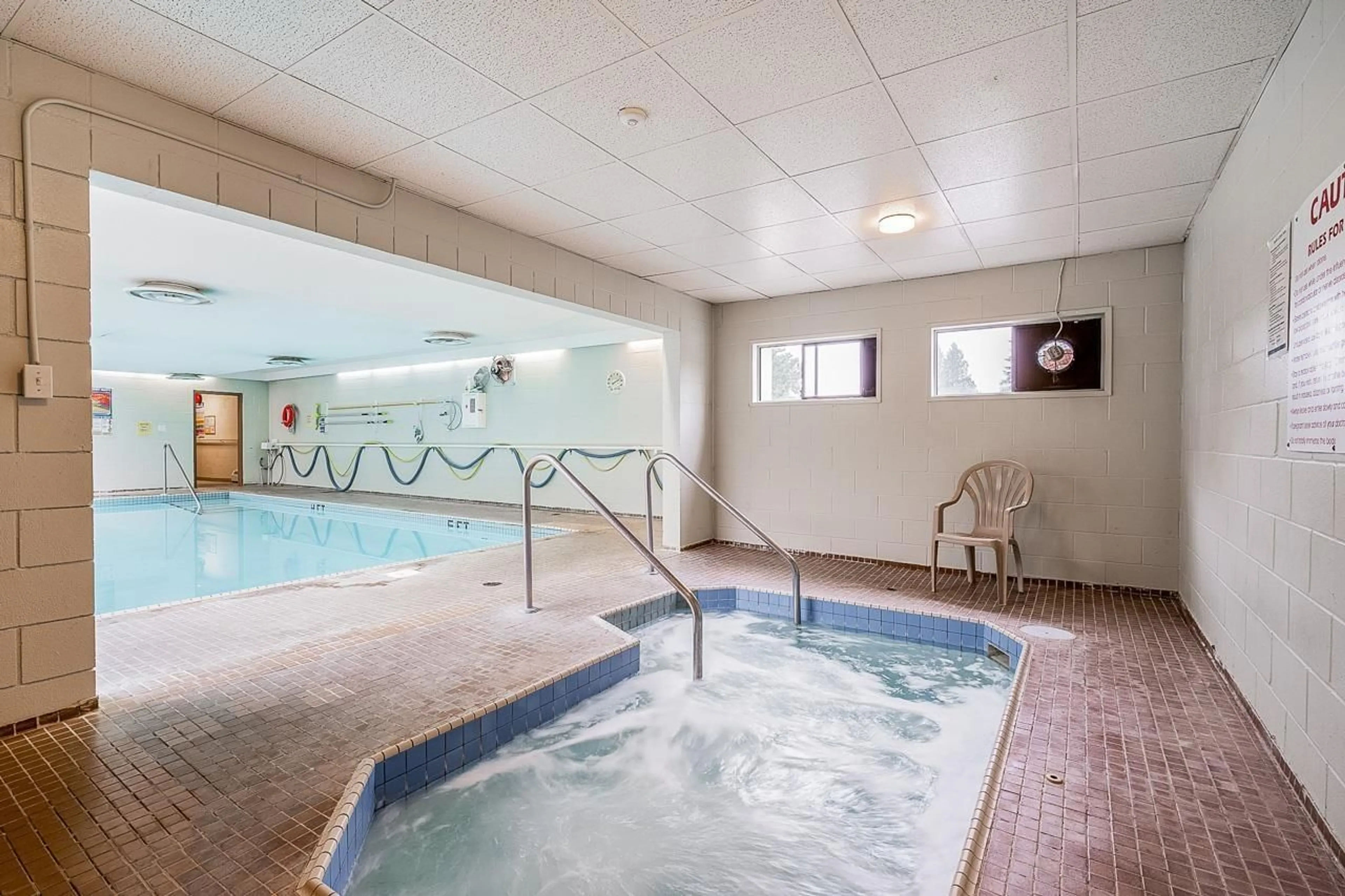 Indoor or outdoor pool for 715 31955 OLD YALE ROAD, Abbotsford British Columbia V2T4N1