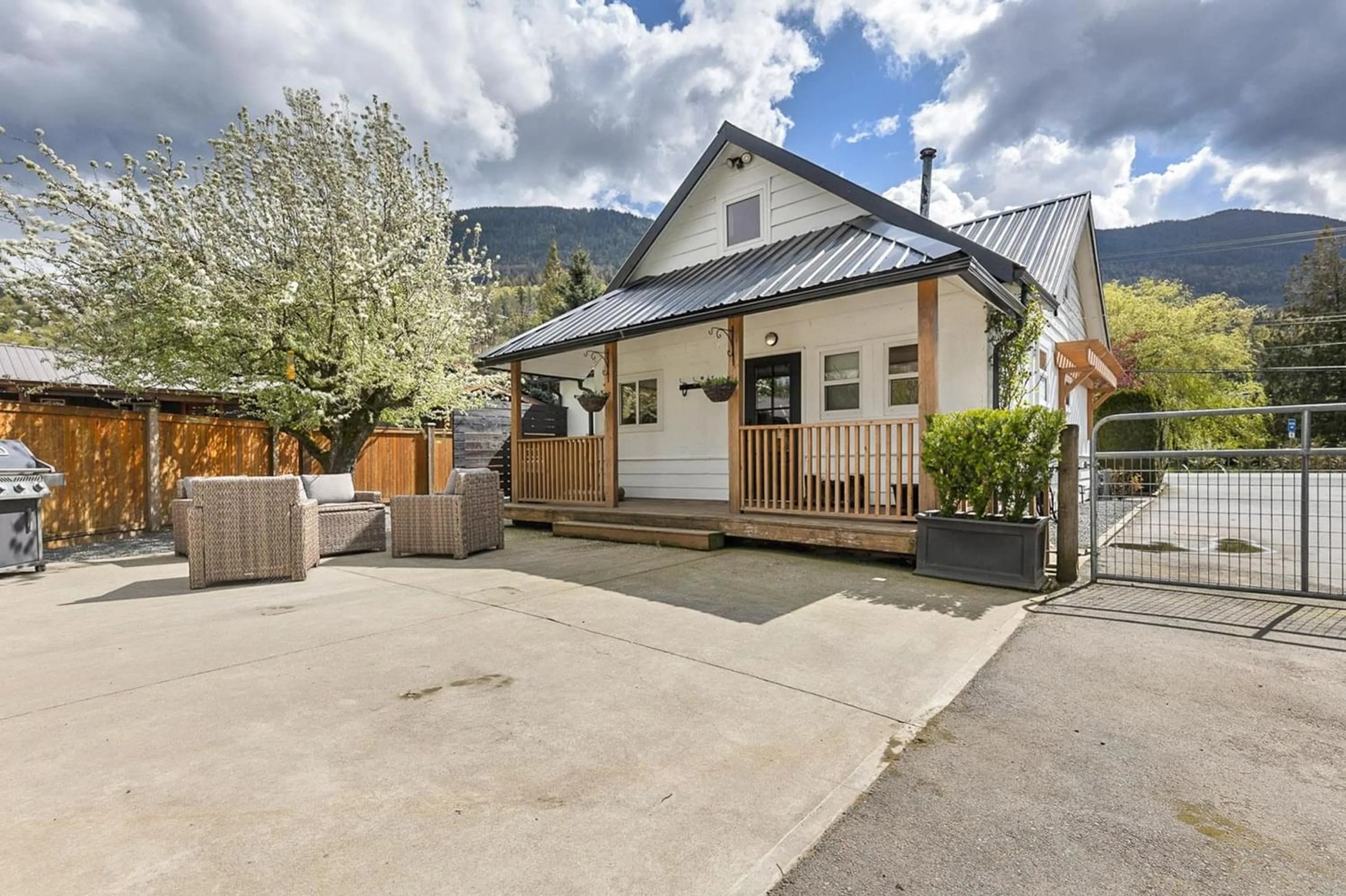 Cottage for 42739 YARROW CENTRAL ROAD, Yarrow British Columbia V2R5C5