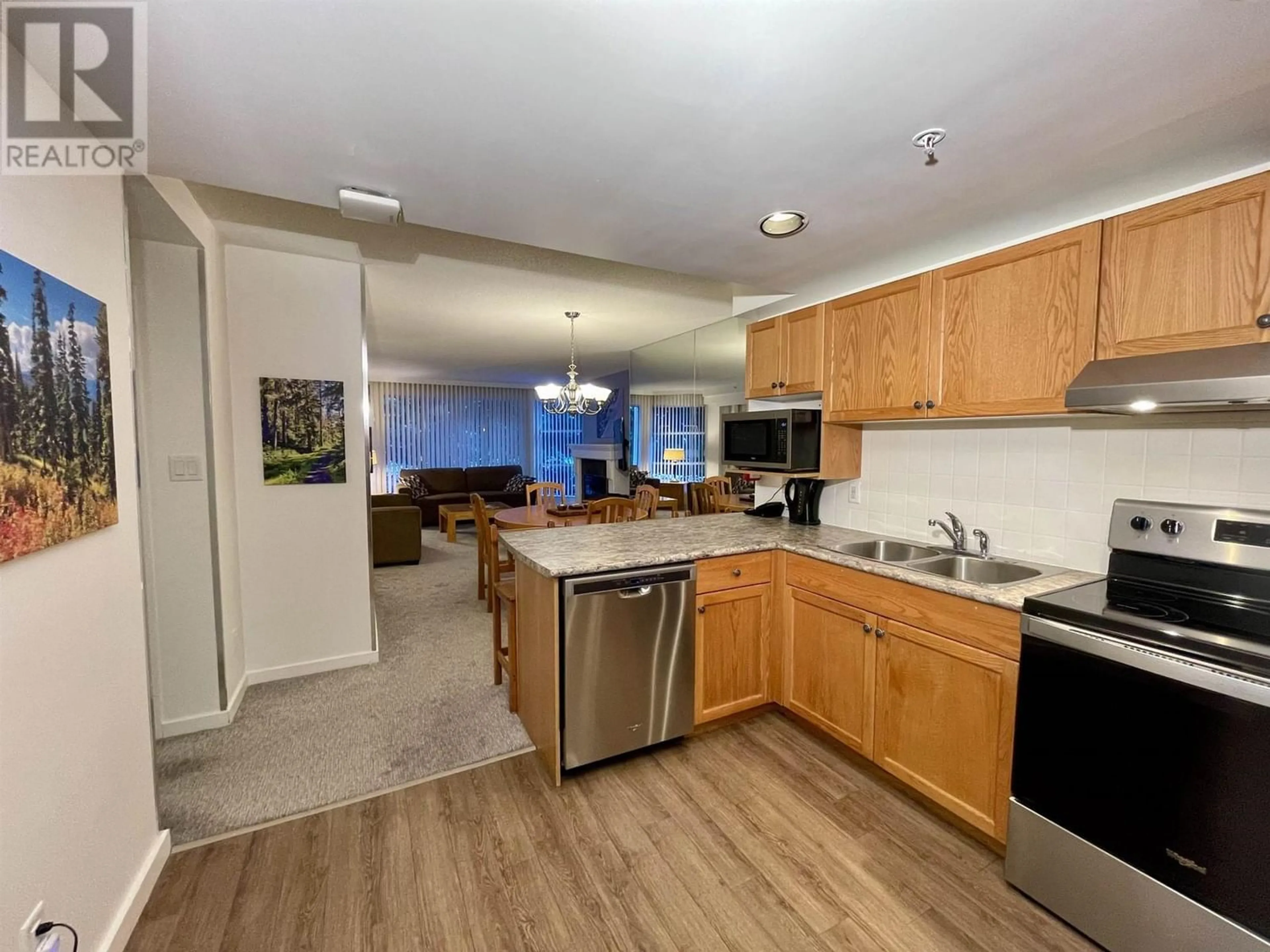 Standard kitchen for 420 Wk13-4910 SPEARHEAD PLACE, Whistler British Columbia V0N1B4