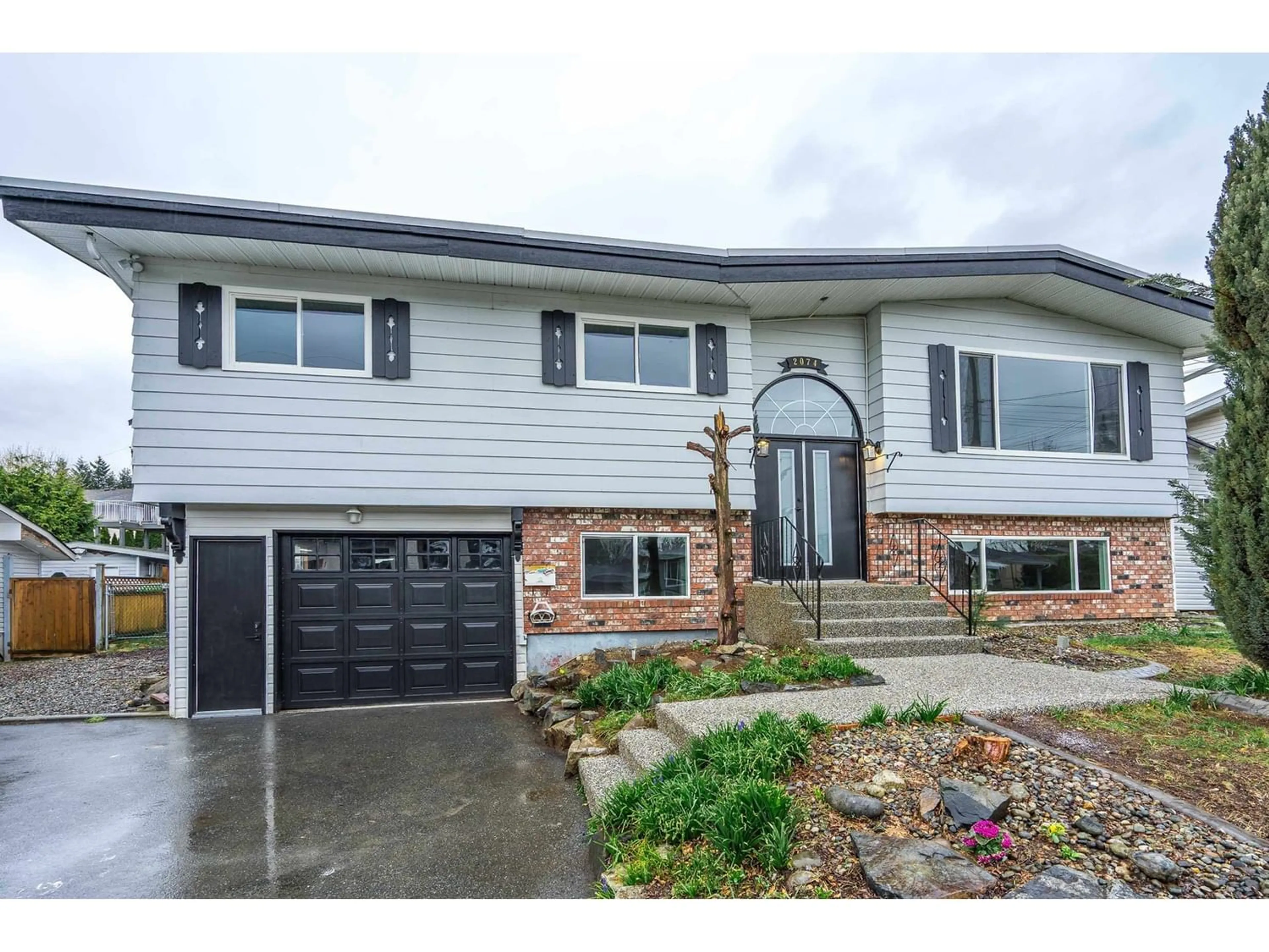 Frontside or backside of a home for 2074 MAJESTIC CRESCENT, Abbotsford British Columbia V2T3G1