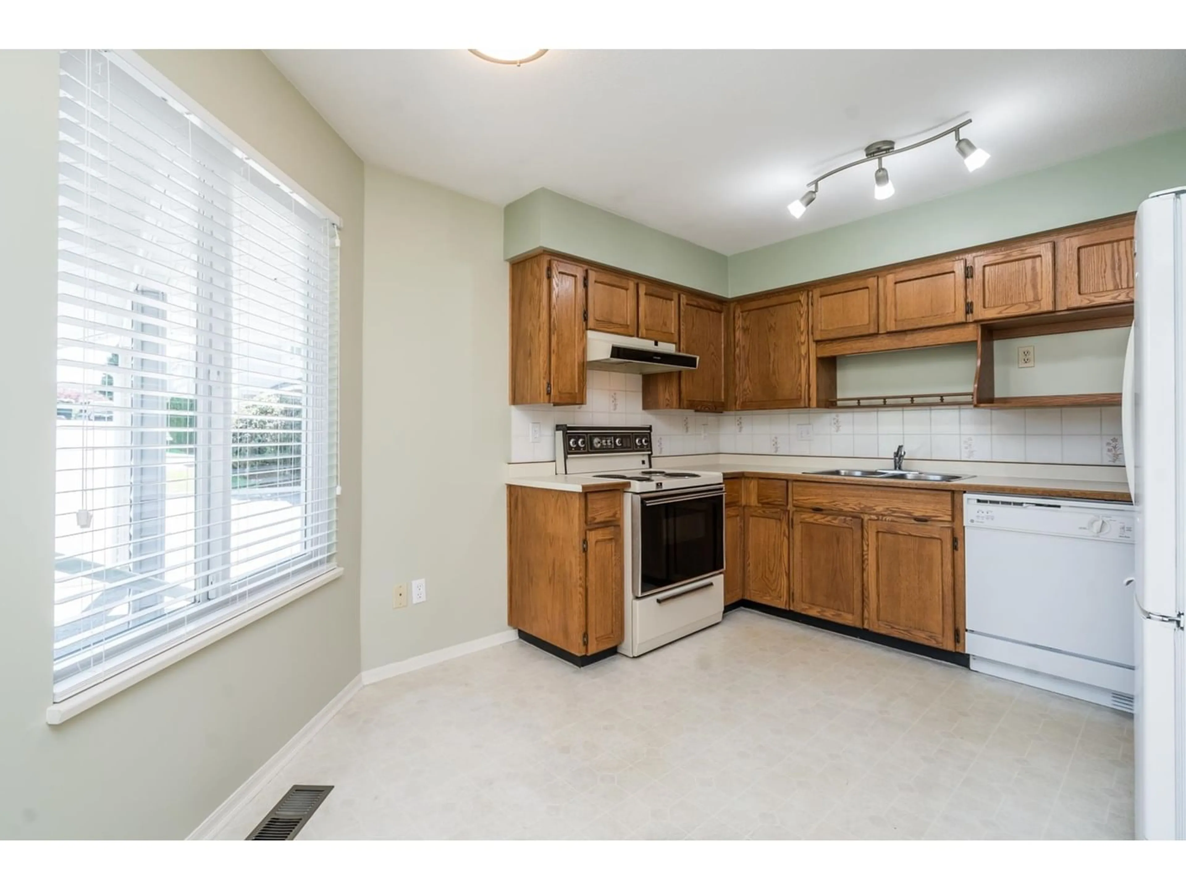 Standard kitchen for 34 2989 TRAFALGAR STREET, Abbotsford British Columbia V2S7X9