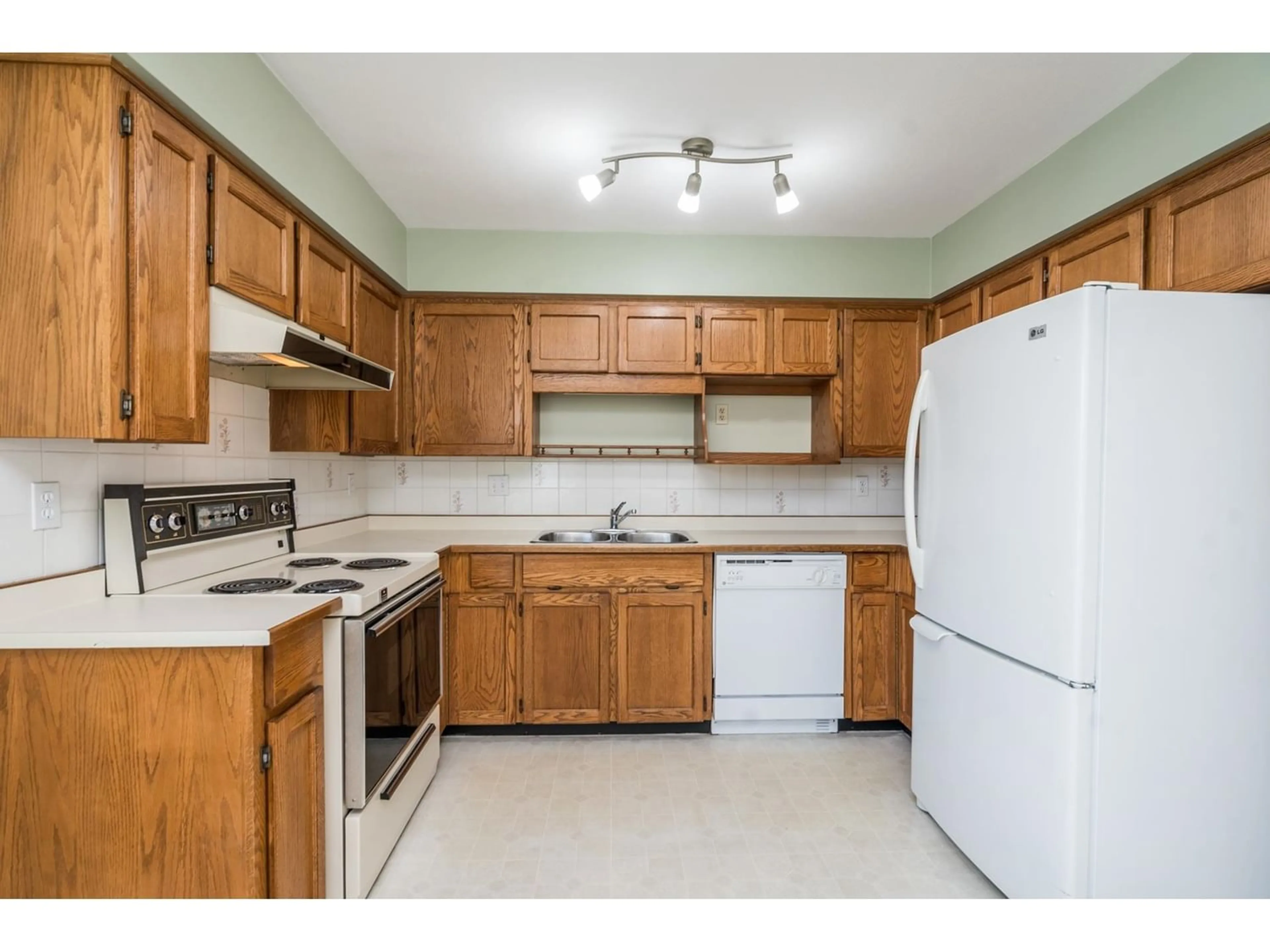 Standard kitchen for 34 2989 TRAFALGAR STREET, Abbotsford British Columbia V2S7X9