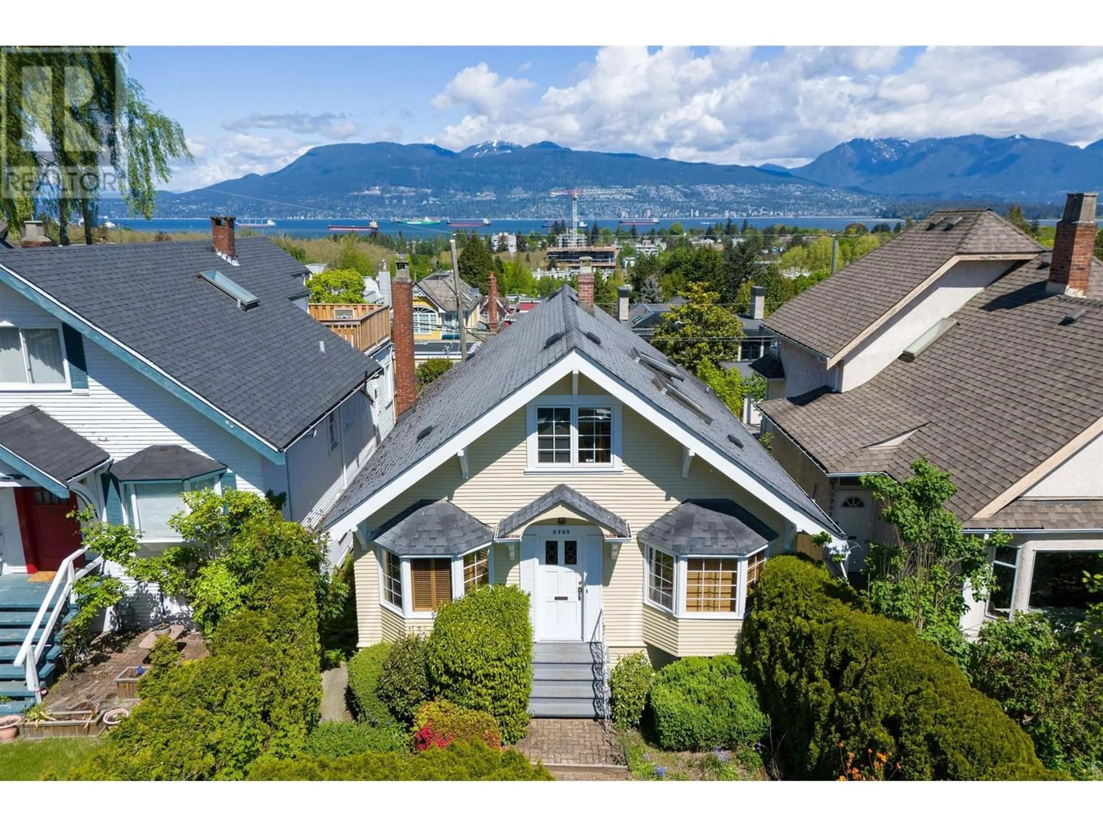 Living room for 3739 W 14TH AVENUE, Vancouver British Columbia V6R2W8