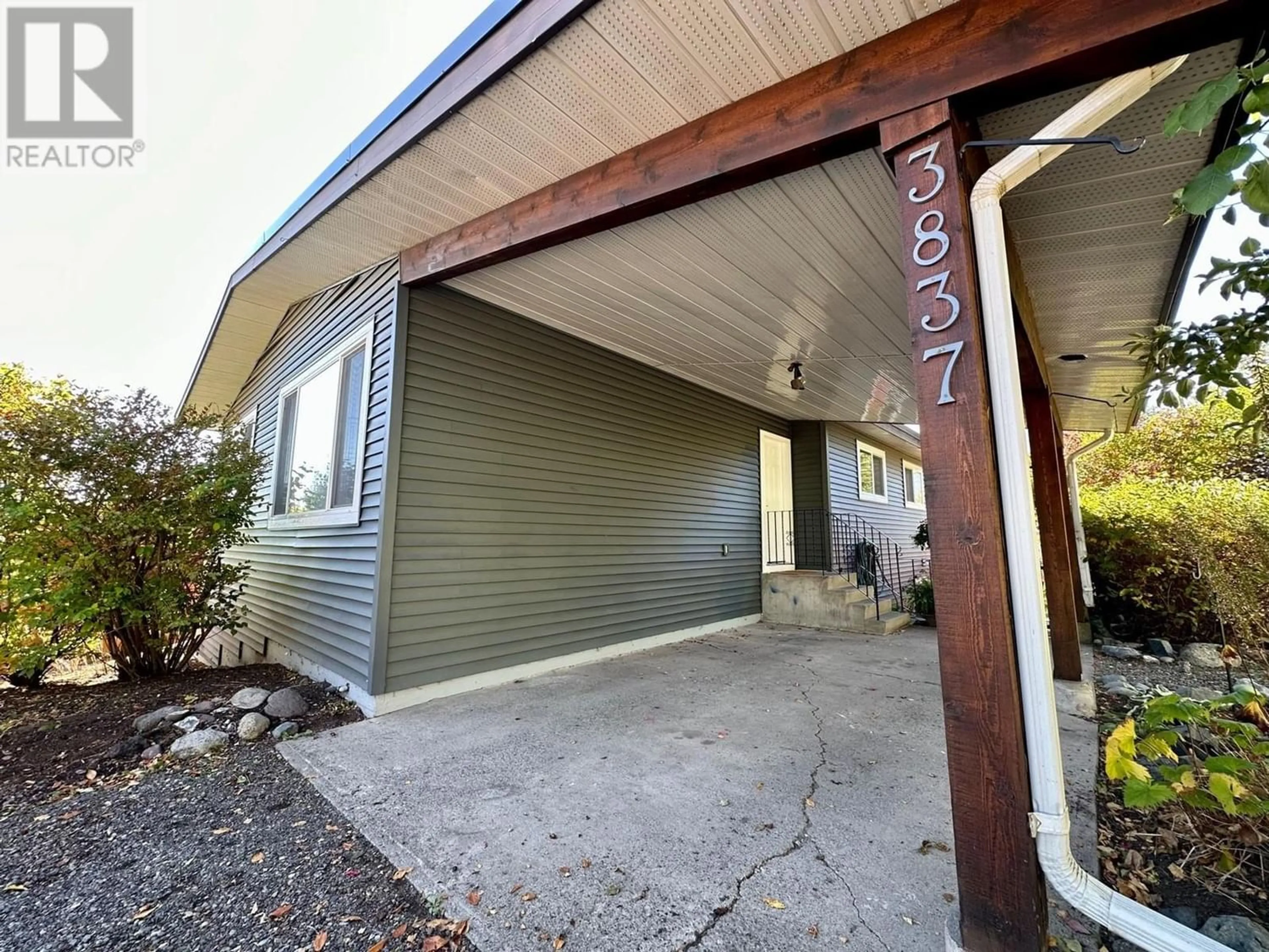 Living room for 3837 9TH AVENUE, Smithers British Columbia V0J2N0