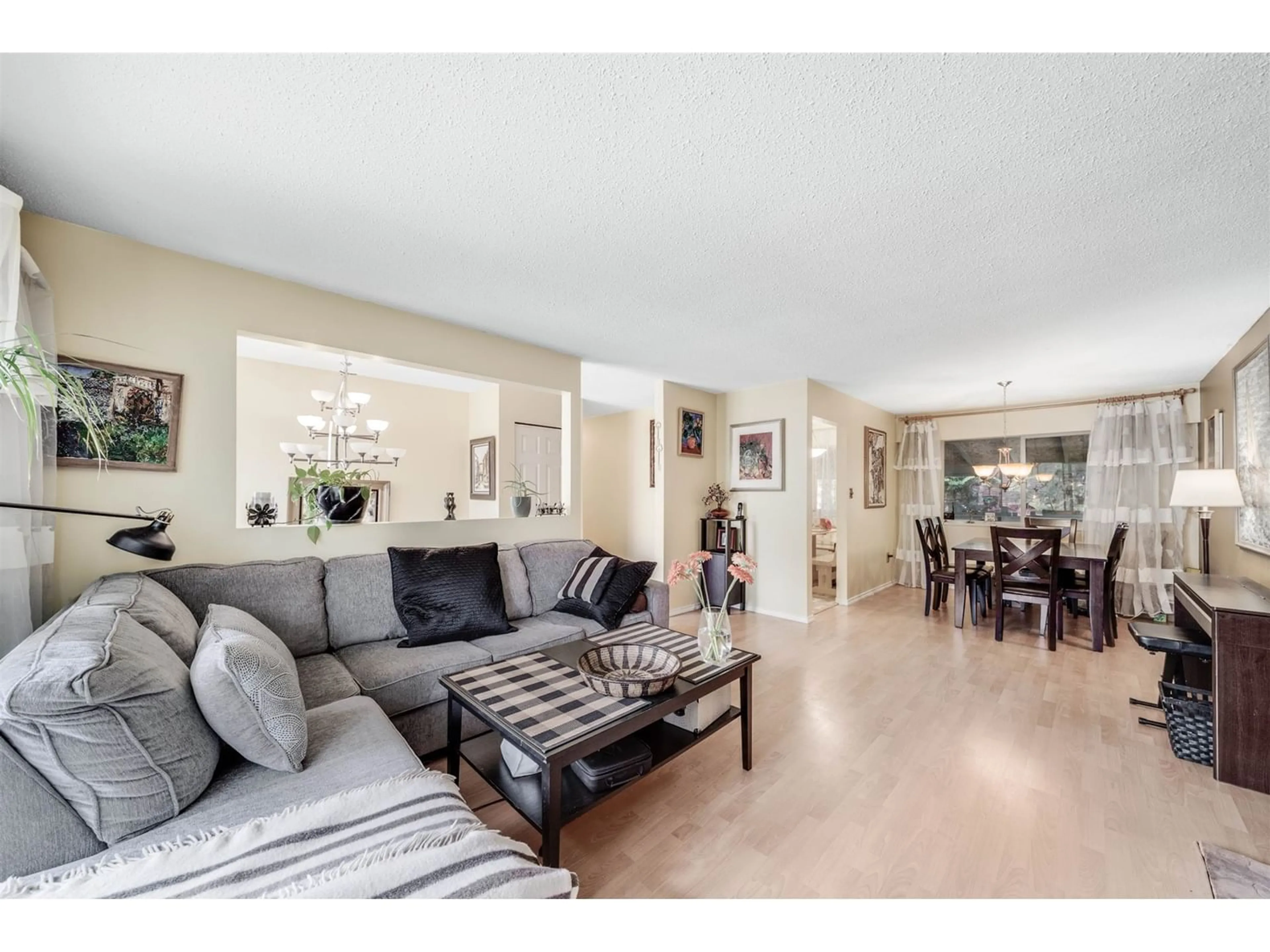 Living room for 7763 140 STREET, Surrey British Columbia V3W5K1