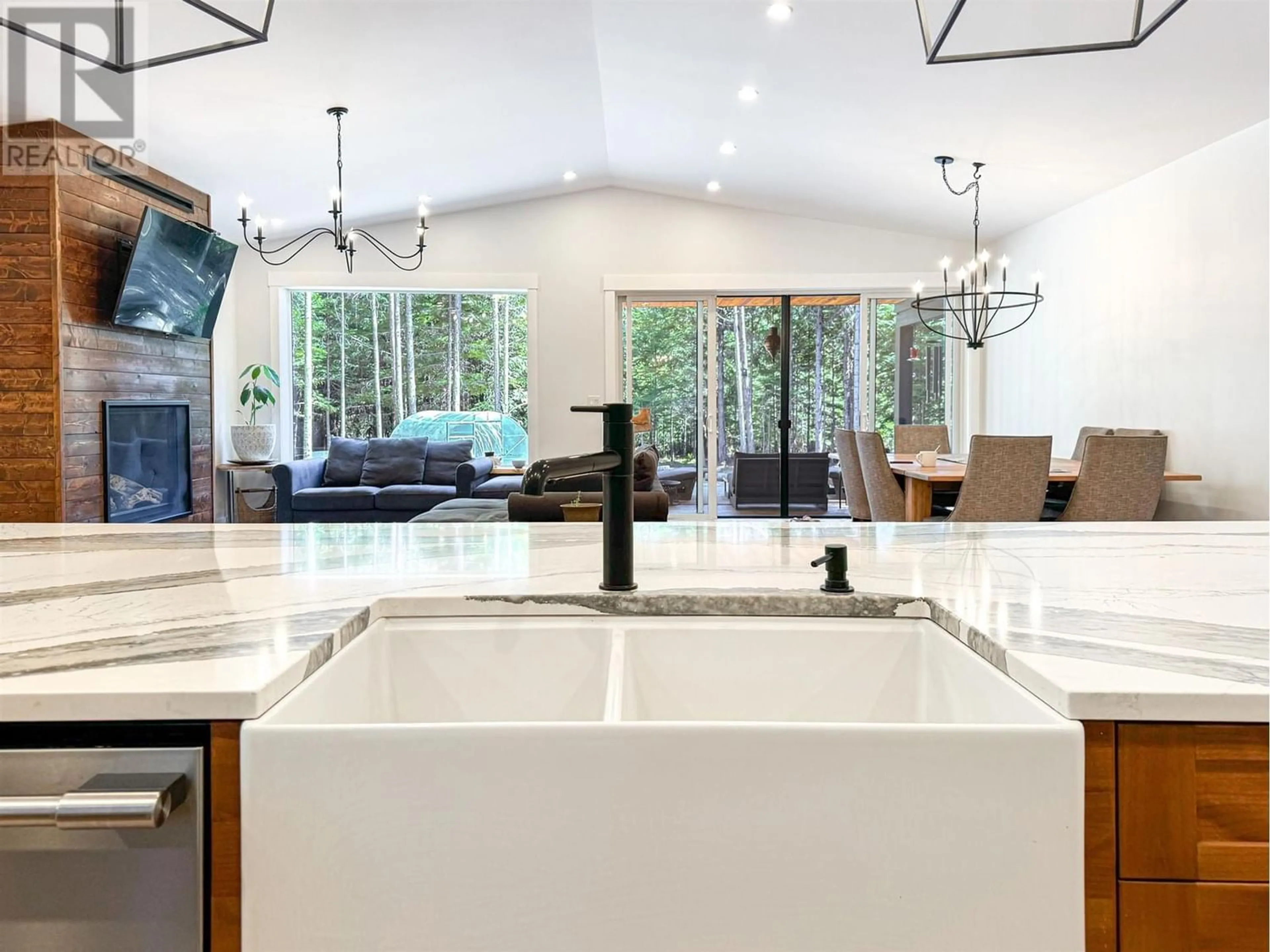 Contemporary kitchen for 282 LOGANBERRY AVENUE, Kitimat British Columbia V8C0B6