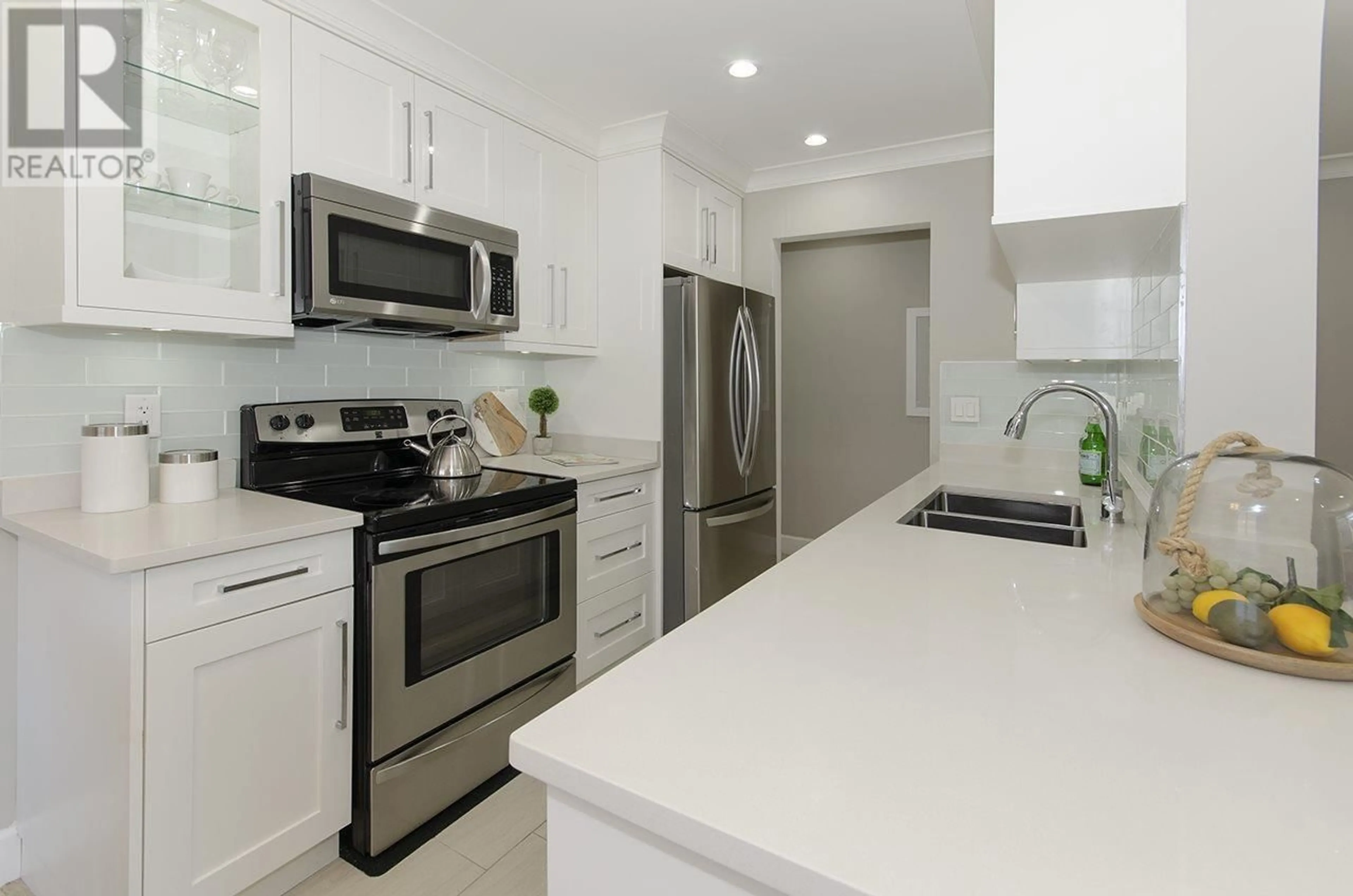 Standard kitchen for 110 341 W 3RD STREET, North Vancouver British Columbia V7M1G3