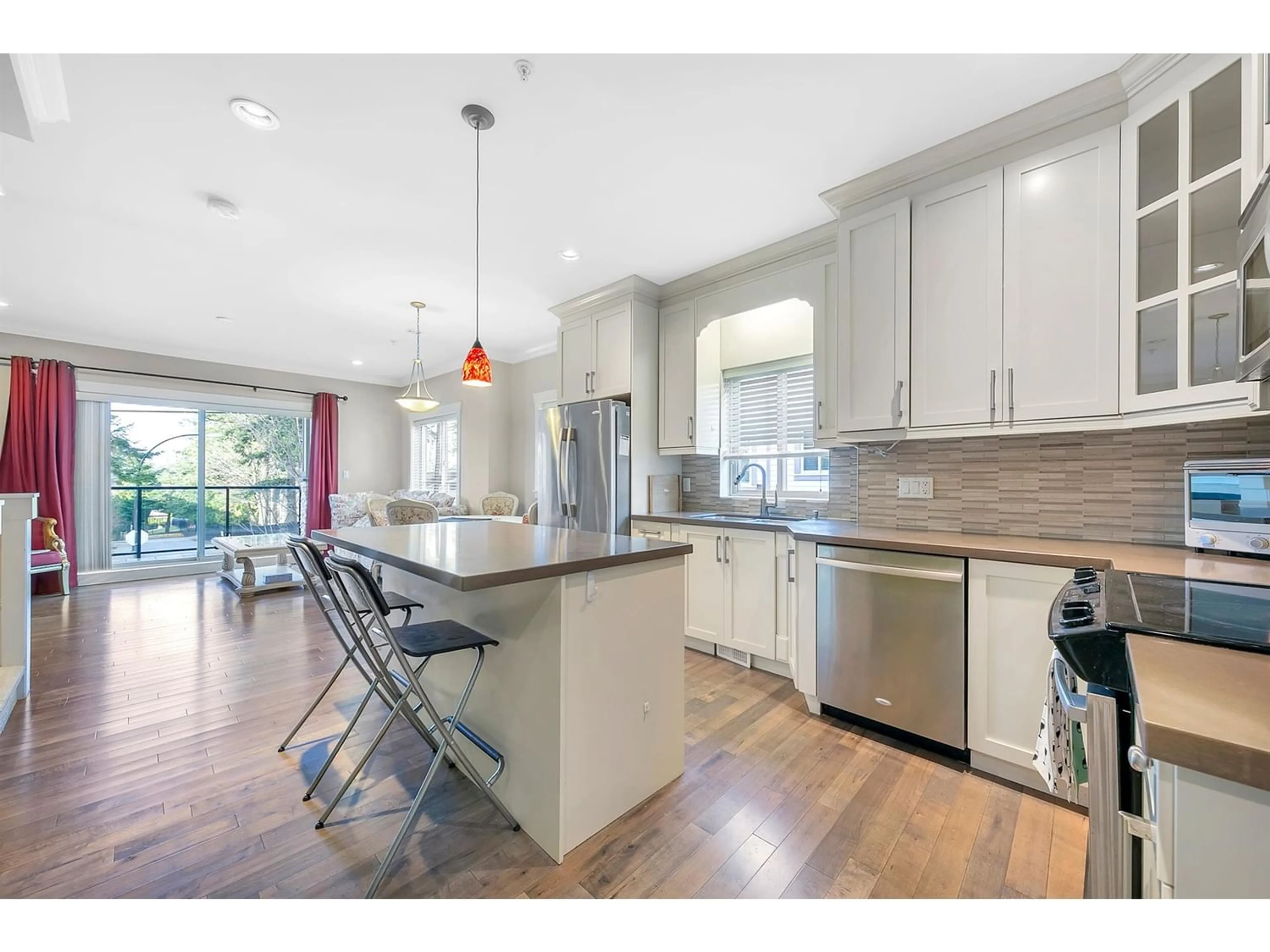 Contemporary kitchen for 3 1456 EVERALL STREET, White Rock British Columbia V4B3S8