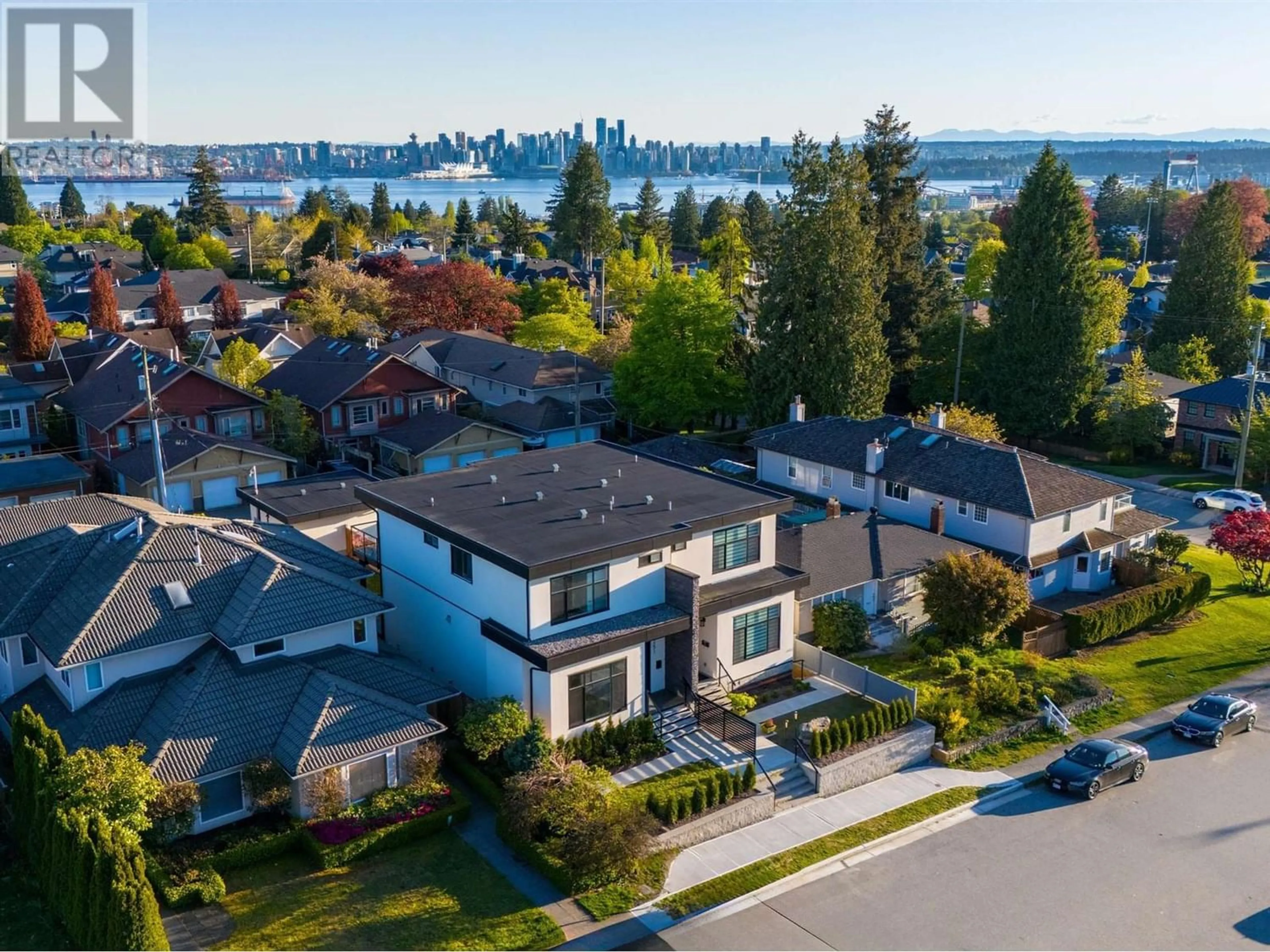 Lakeview for 251 W 18TH STREET, North Vancouver British Columbia V7M1W7
