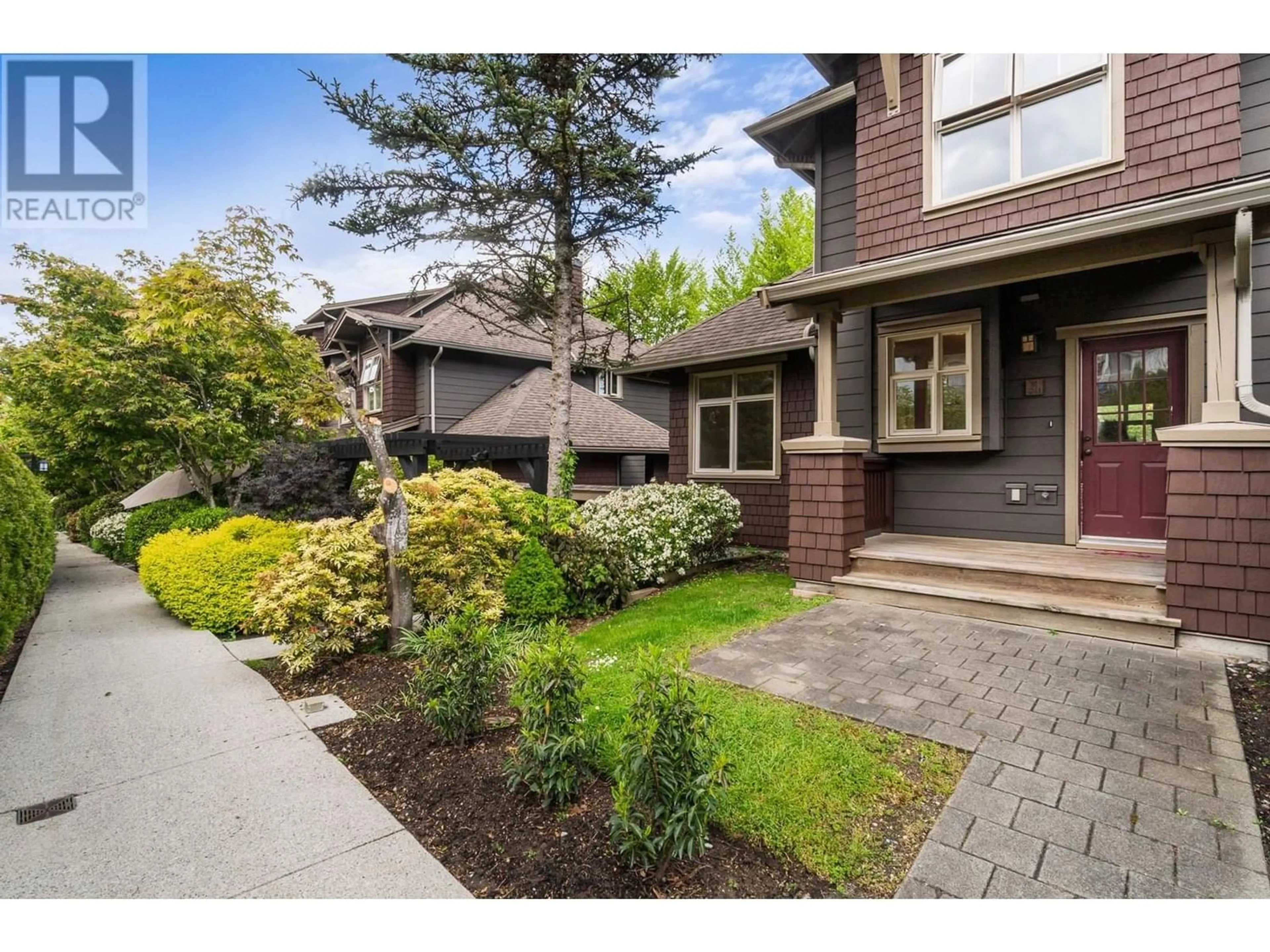Frontside or backside of a home for 241 600 PARK CRESCENT, New Westminster British Columbia V3L5W1