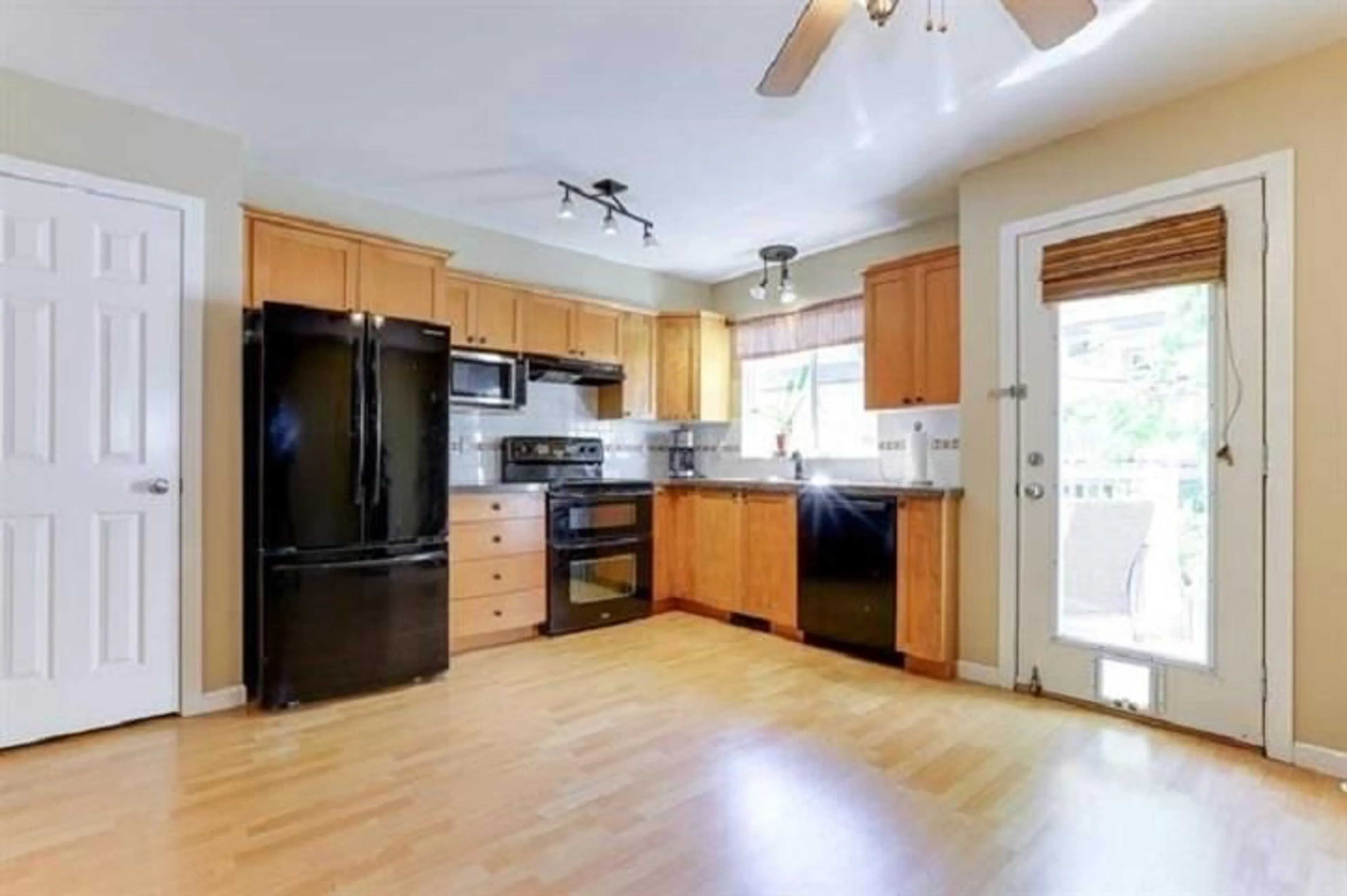 Kitchen for 9 12738 66 AVENUE, Surrey British Columbia V3W1P3