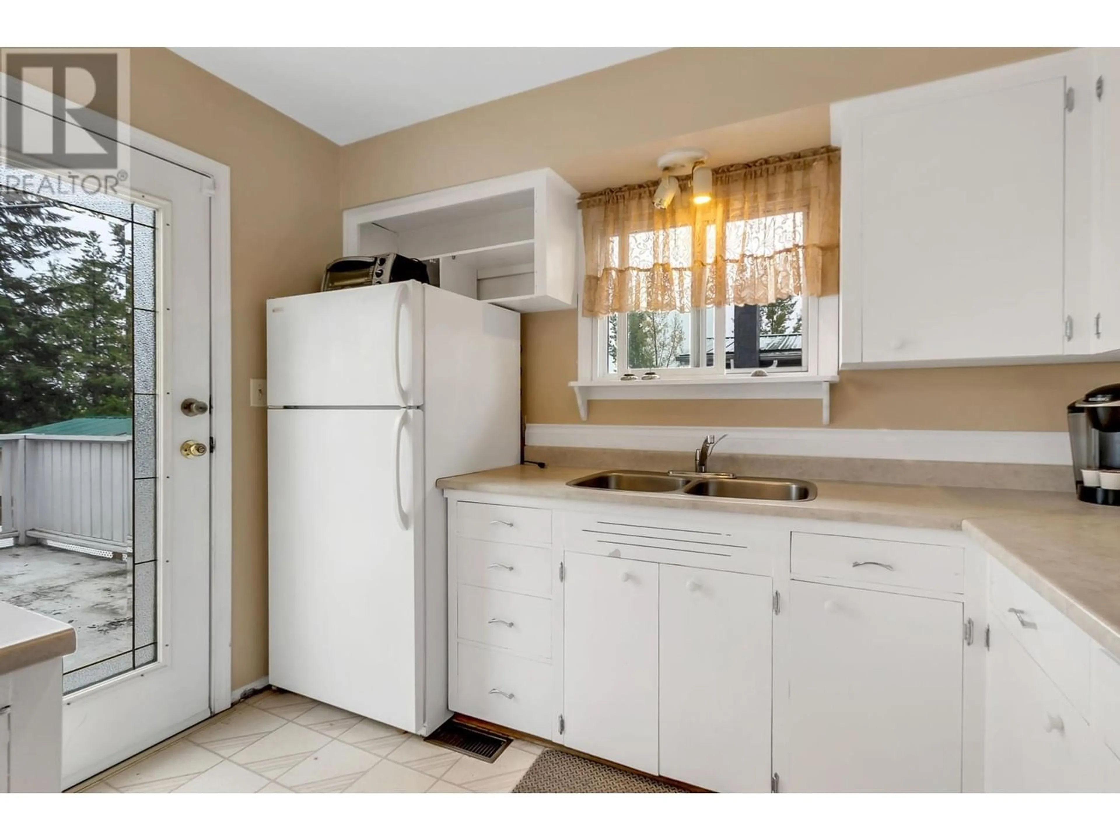 Standard kitchen for 1116 HARPER STREET, Prince George British Columbia V2M2W9