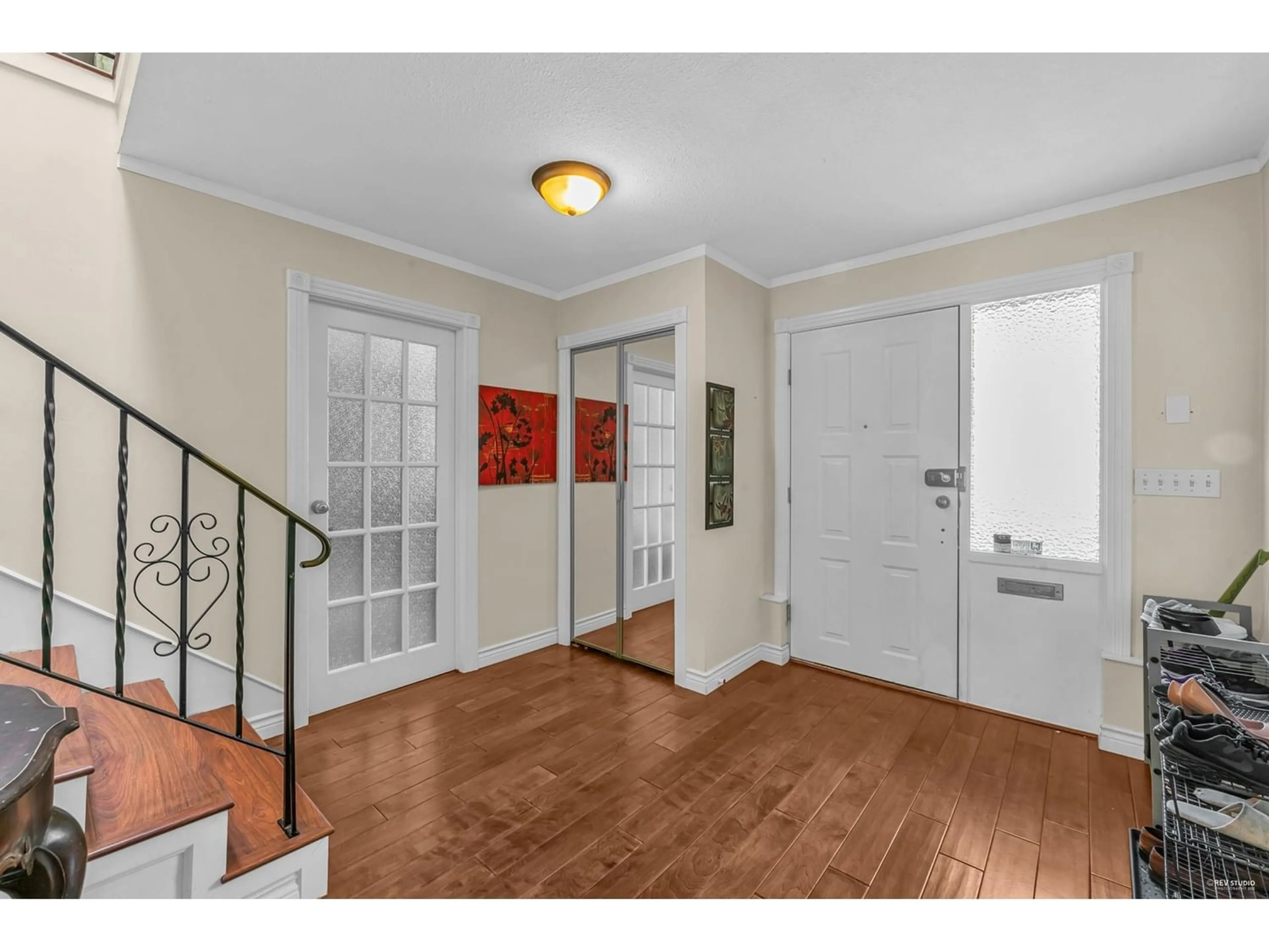 Indoor entryway for 15940 101A AVENUE, Surrey British Columbia V4N2G1