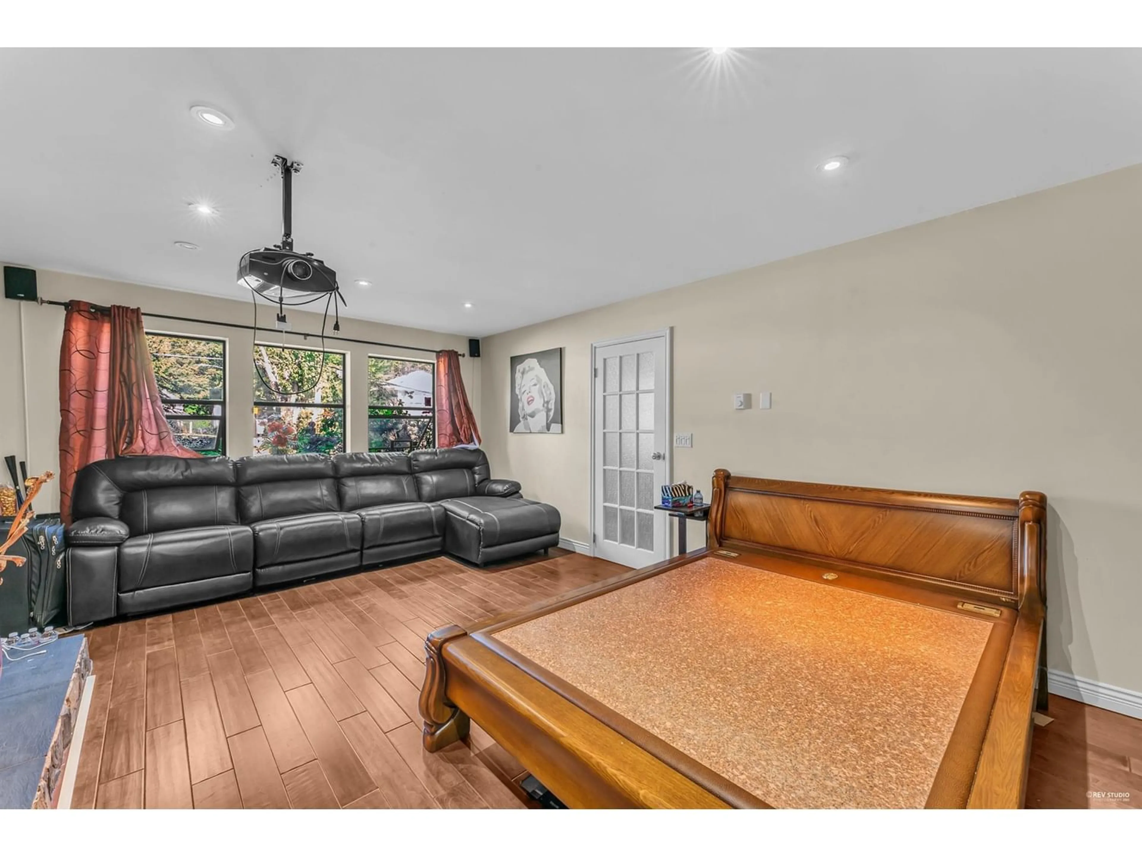 A pic of a room for 15940 101A AVENUE, Surrey British Columbia V4N2G1