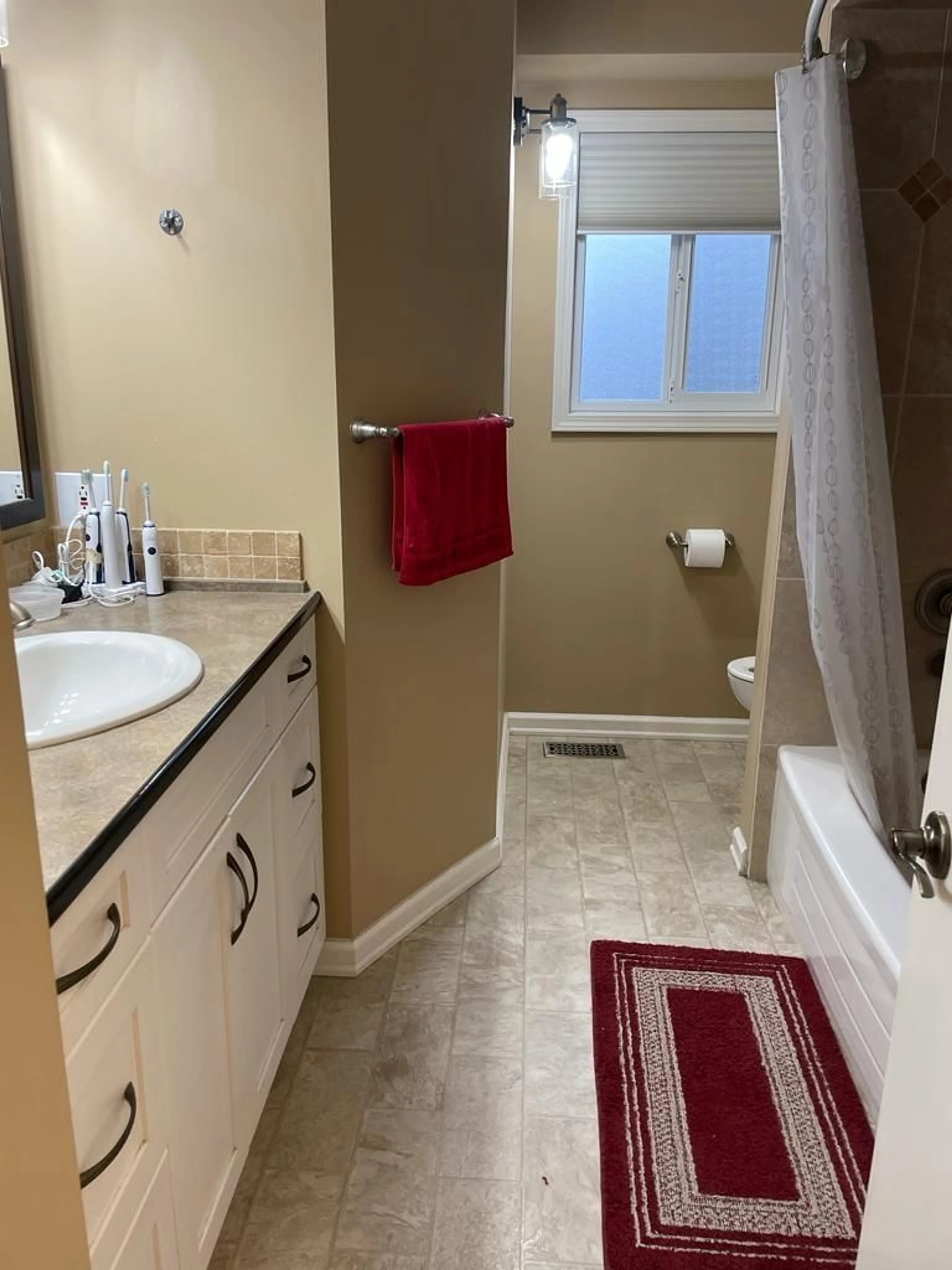 Standard bathroom, not visible floor for 2262 BEVAN CRESCENT, Abbotsford British Columbia V2T3Z5