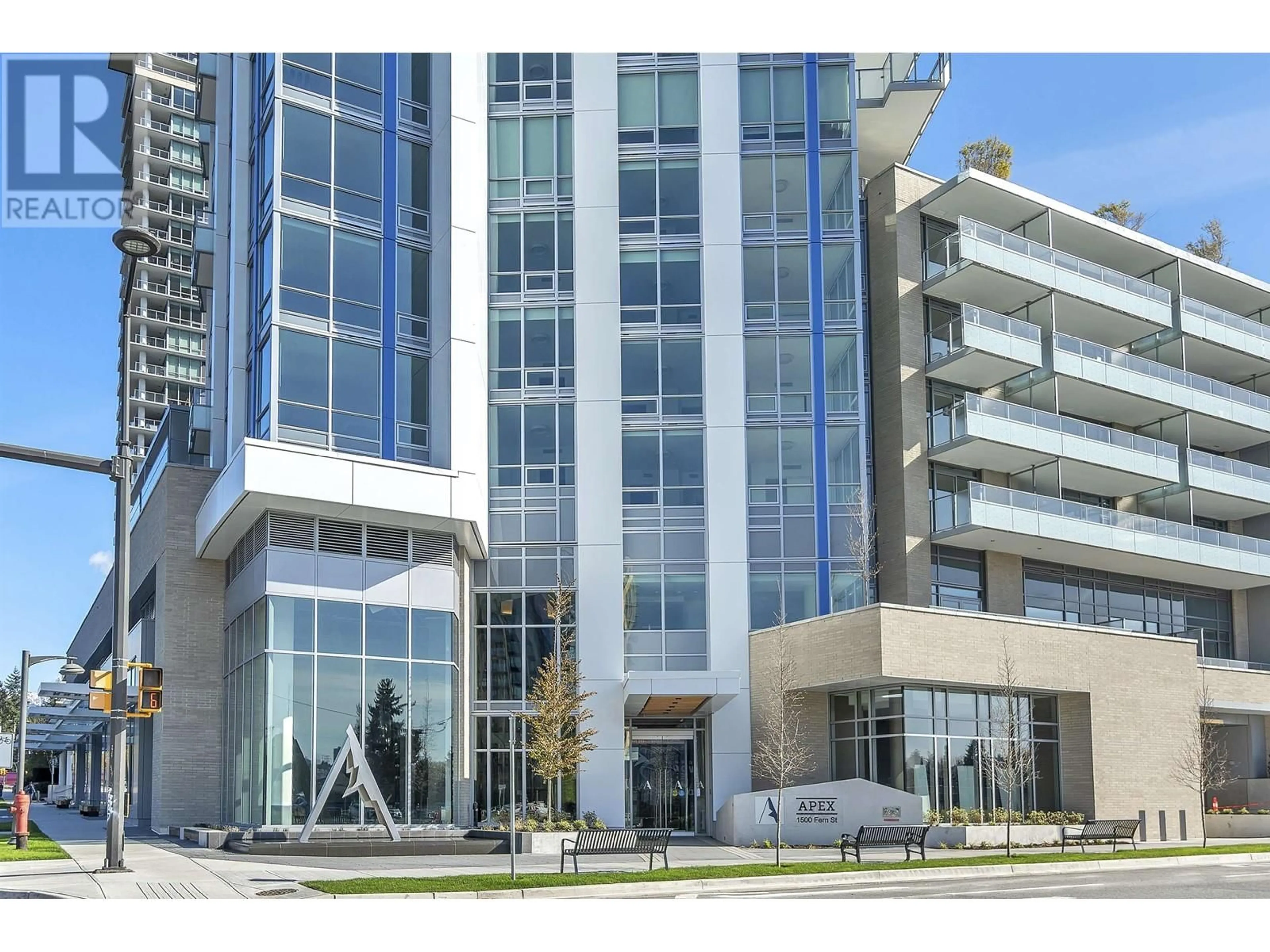 Indoor foyer for 2406 - 1500 FERN STREET, North Vancouver British Columbia V7J0E6