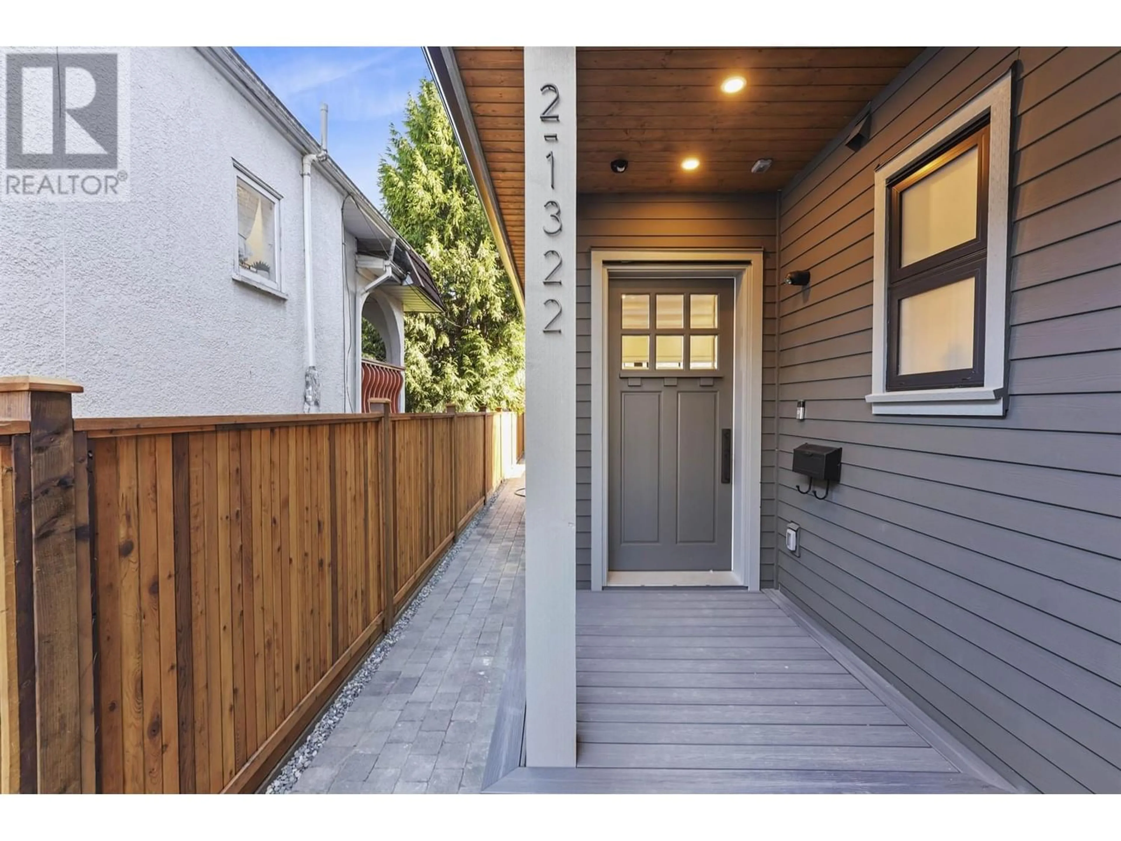Indoor entryway for 2 1322 E 13TH AVENUE, Vancouver British Columbia V5N2B6