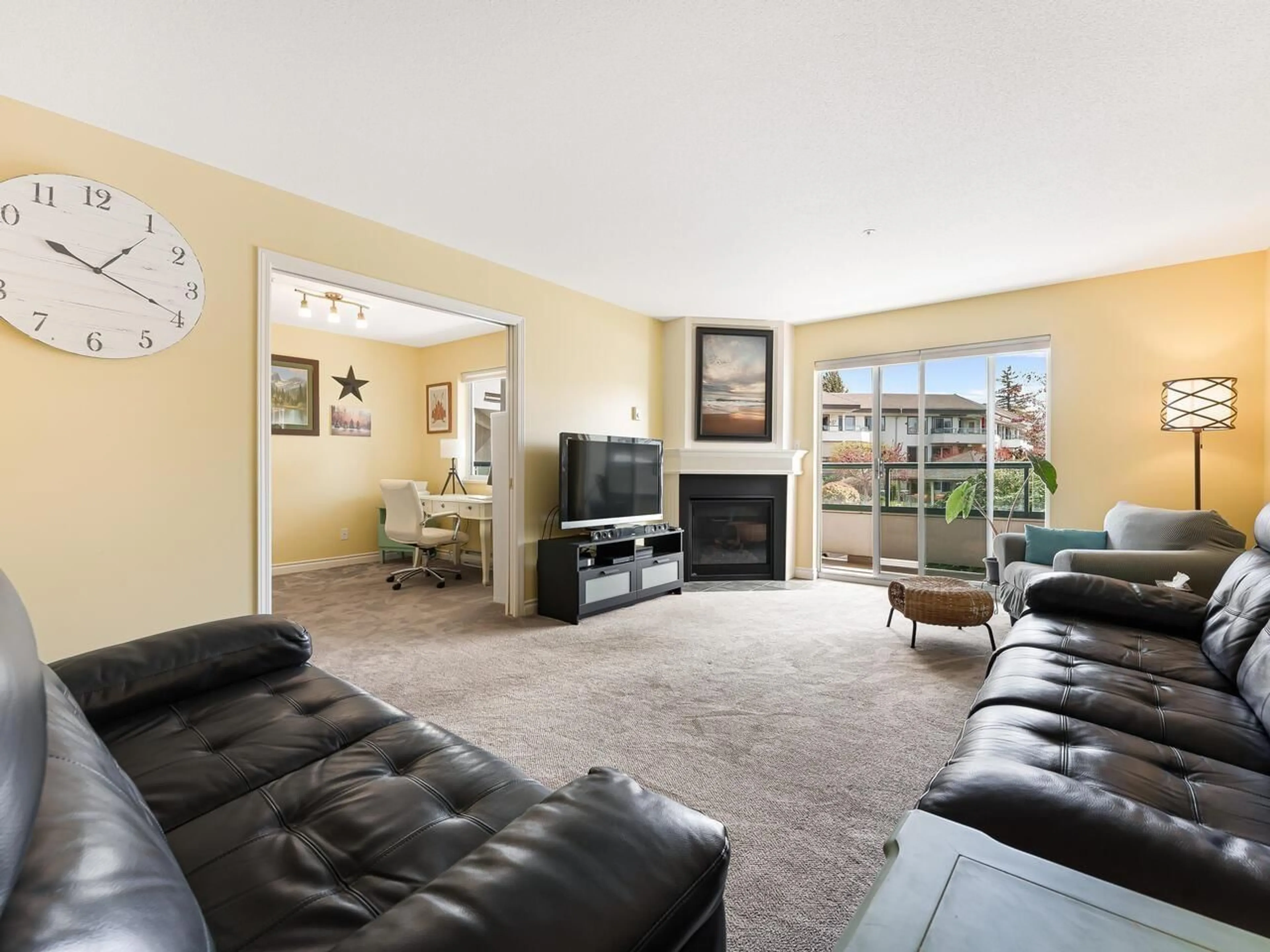 Living room for 247 2451 GLADWIN ROAD, Abbotsford British Columbia V2T3N8