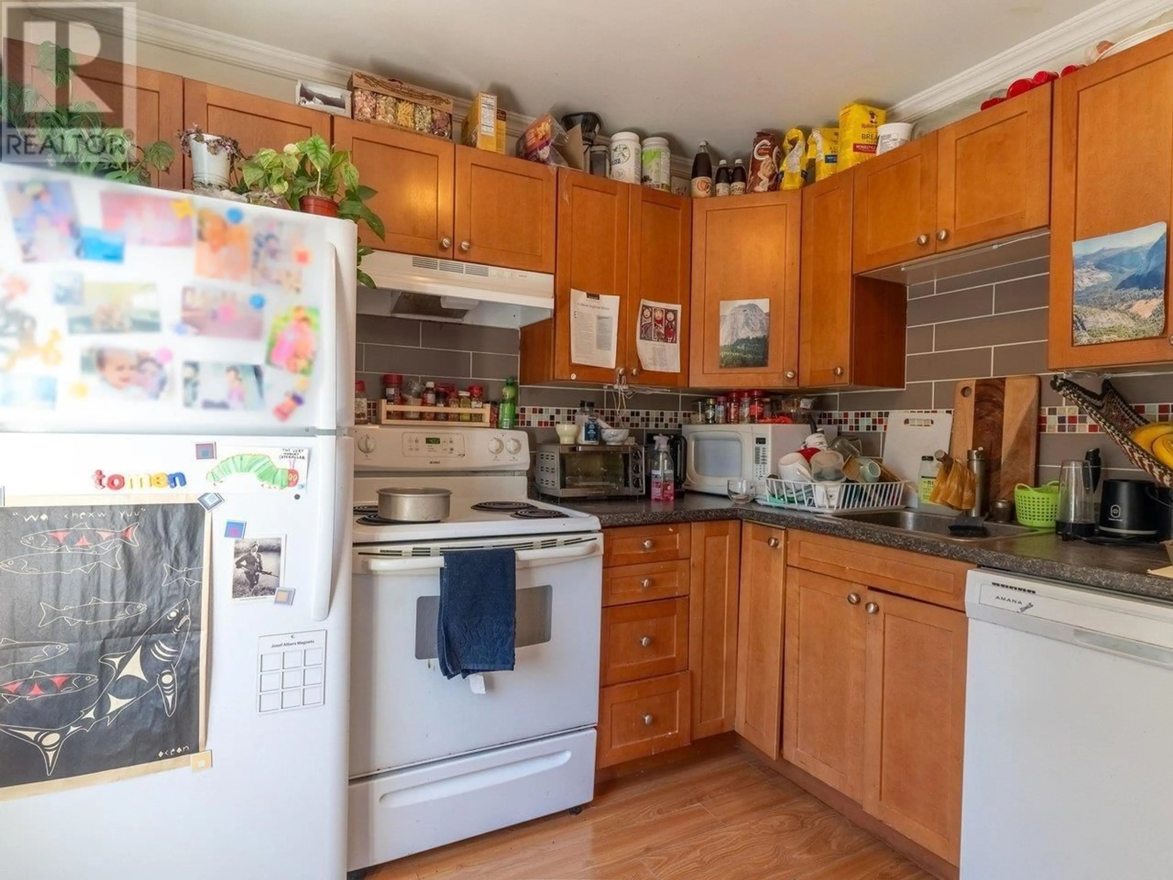 Standard kitchen for 3347 W 8TH AVENUE, Vancouver British Columbia V6R1Y3