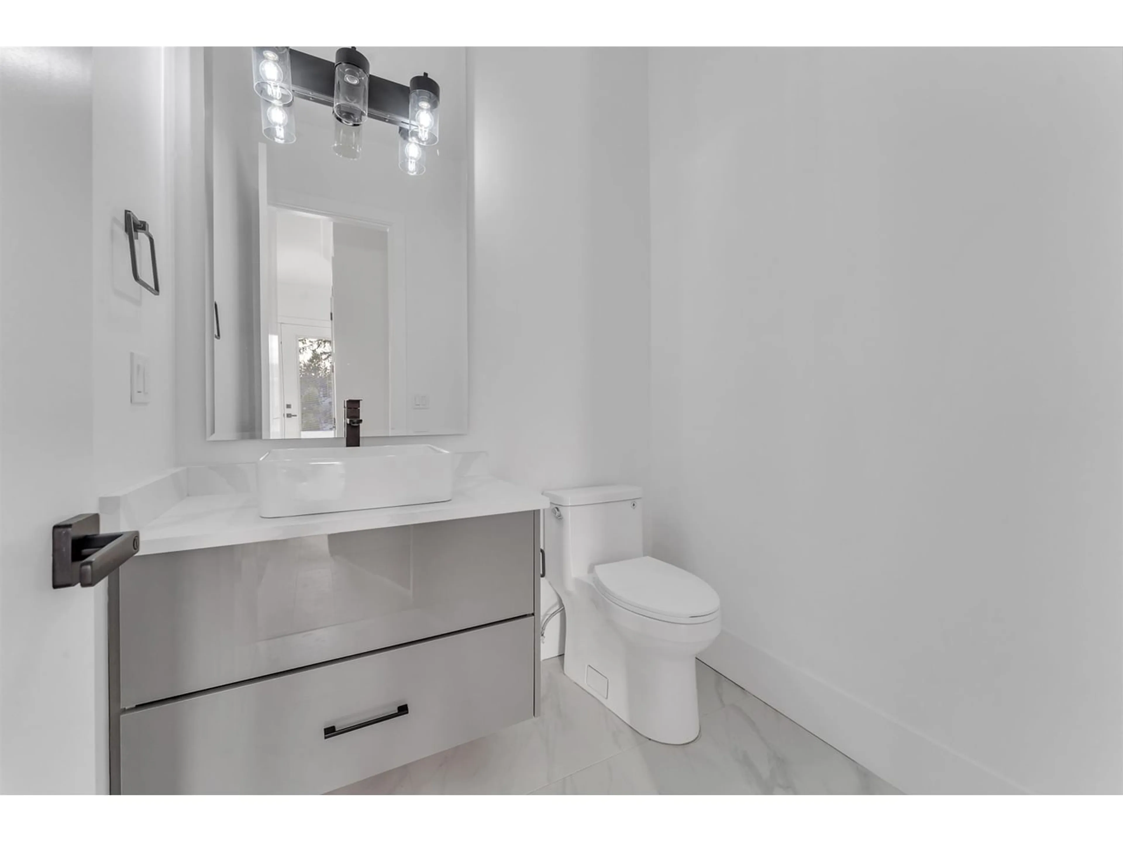 Standard bathroom for 13068 72 AVENUE, Surrey British Columbia V3W2N2