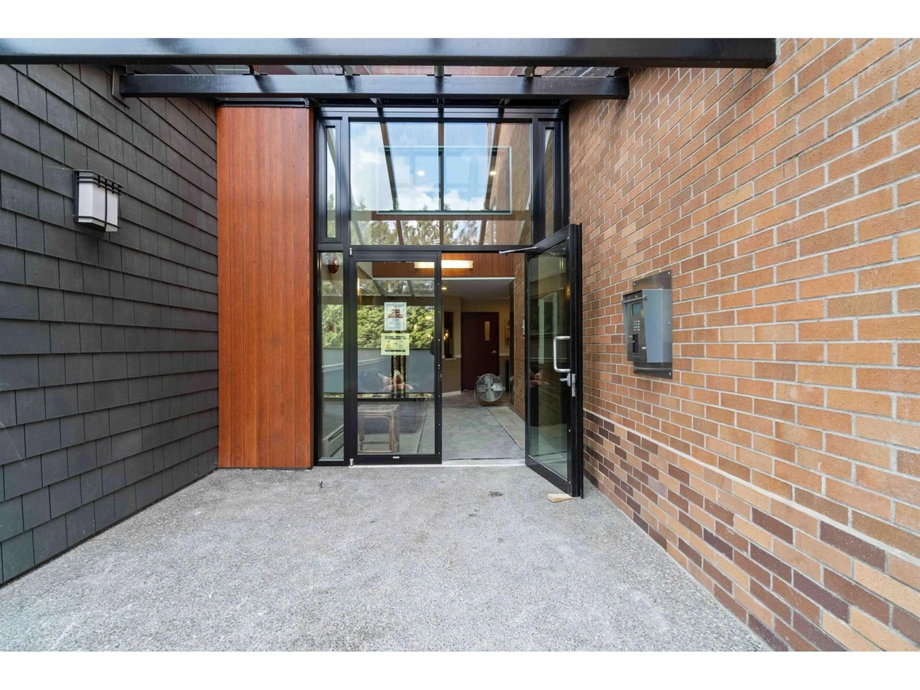 Indoor foyer for 209 1830 E SOUTHMERE CRESCENT, Surrey British Columbia V4A9C2