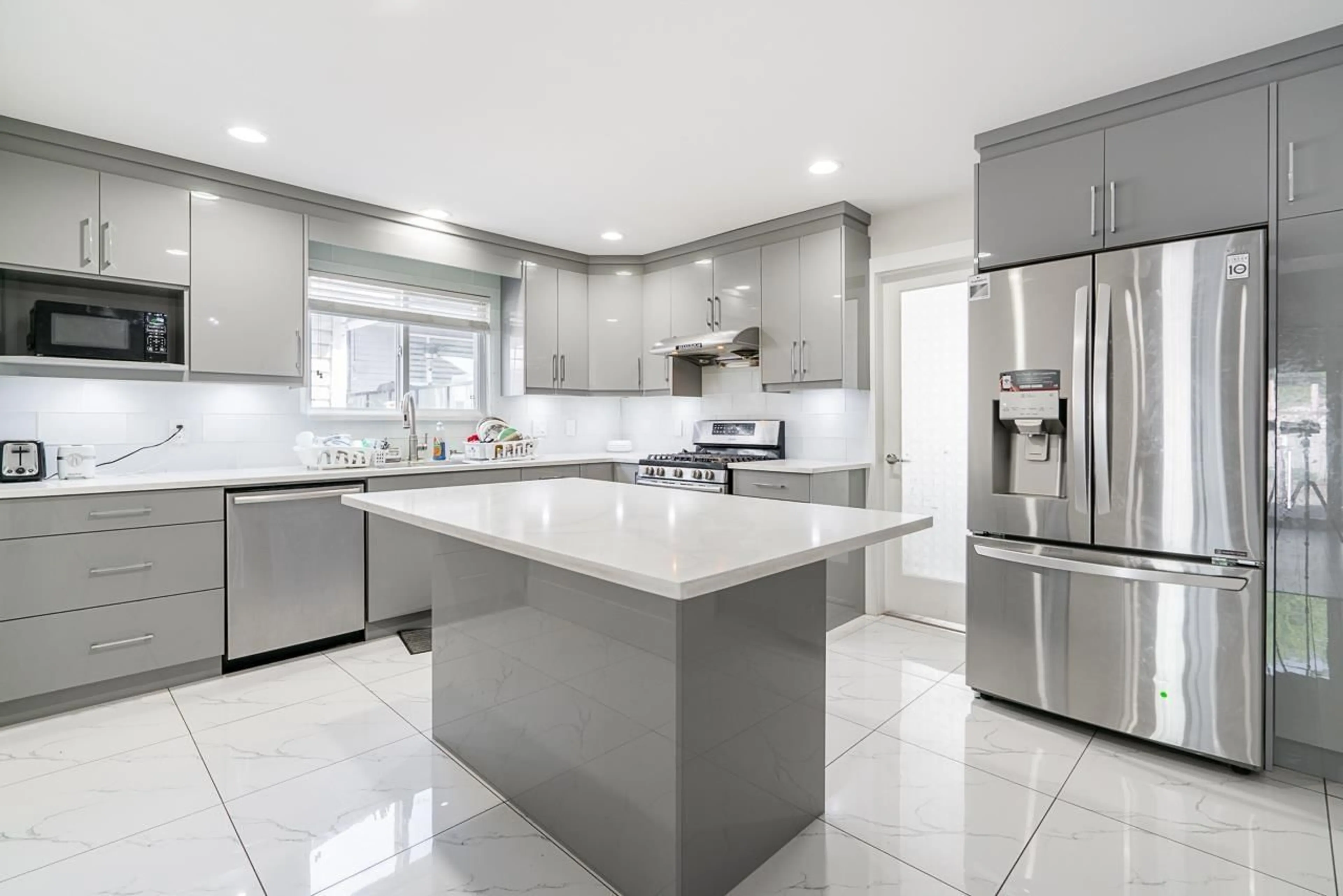 Contemporary kitchen for 8185 146 STREET, Surrey British Columbia V3S3A6