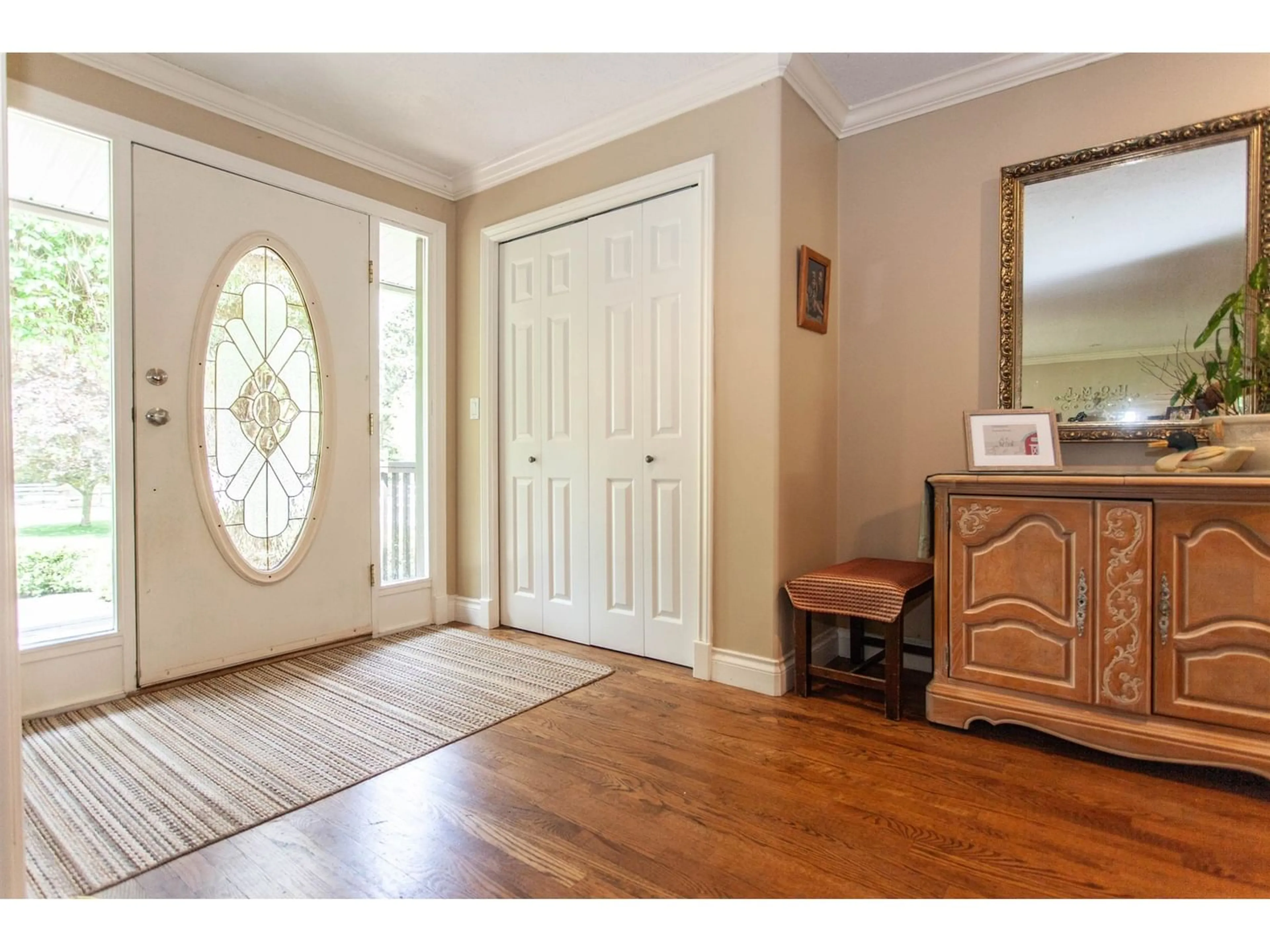 Indoor entryway, wood floors for 20058 FERNRIDGE CRESCENT, Langley British Columbia V2Z1X5