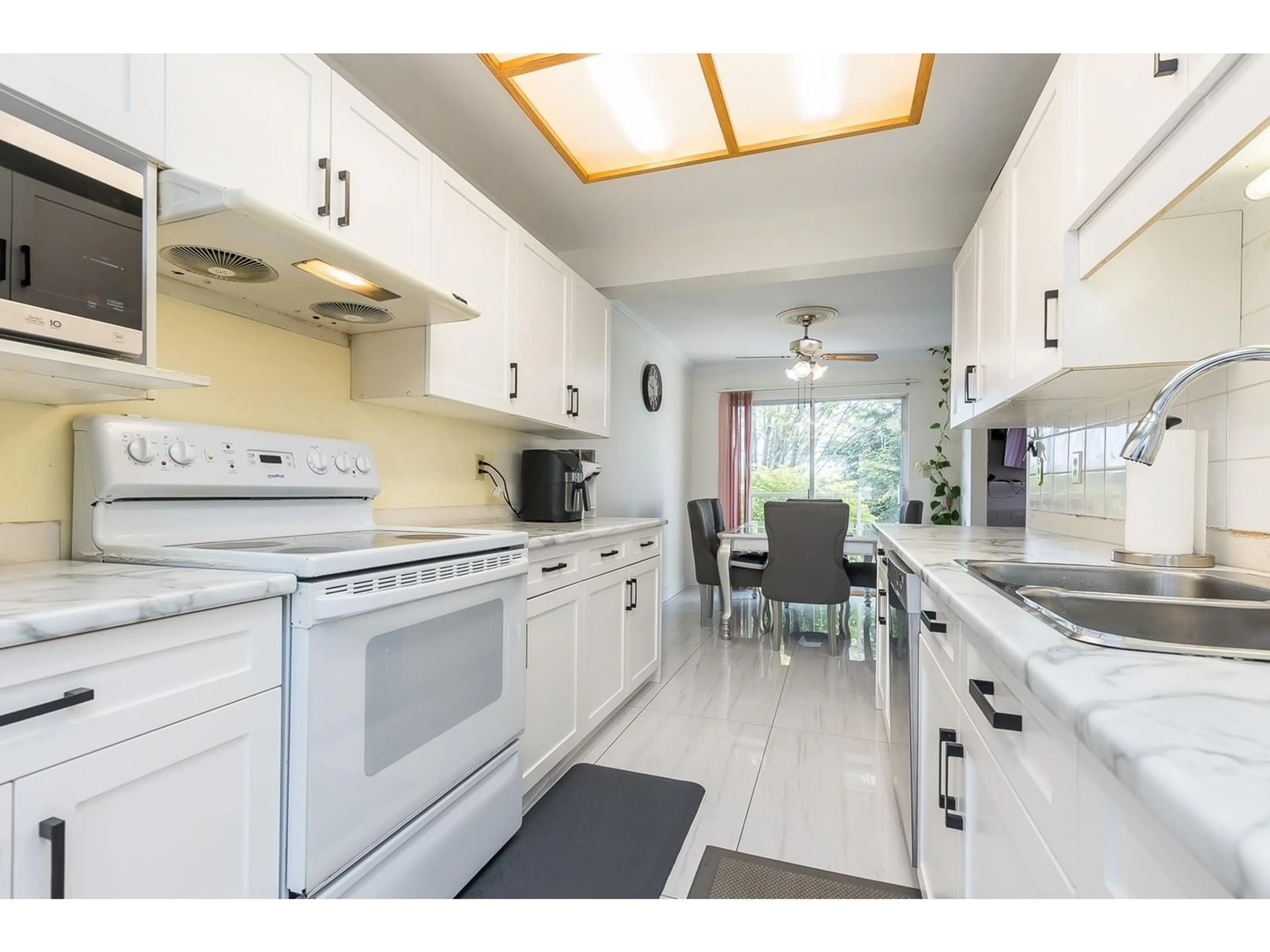 Kitchen, wood floors, cottage for 2 3070 TOWNLINE ROAD, Abbotsford British Columbia V2T5M2