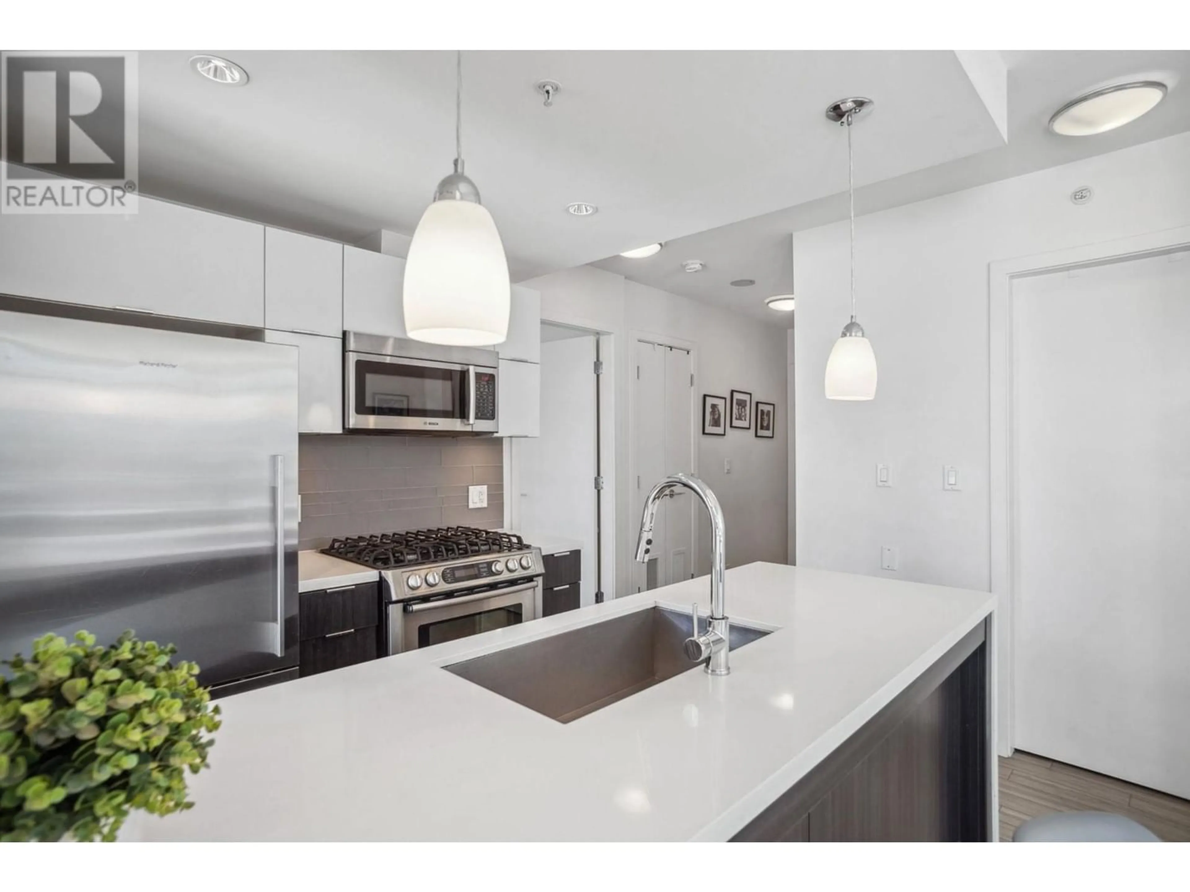 Contemporary kitchen for 502 1775 QUEBEC STREET, Vancouver British Columbia V5T0E3