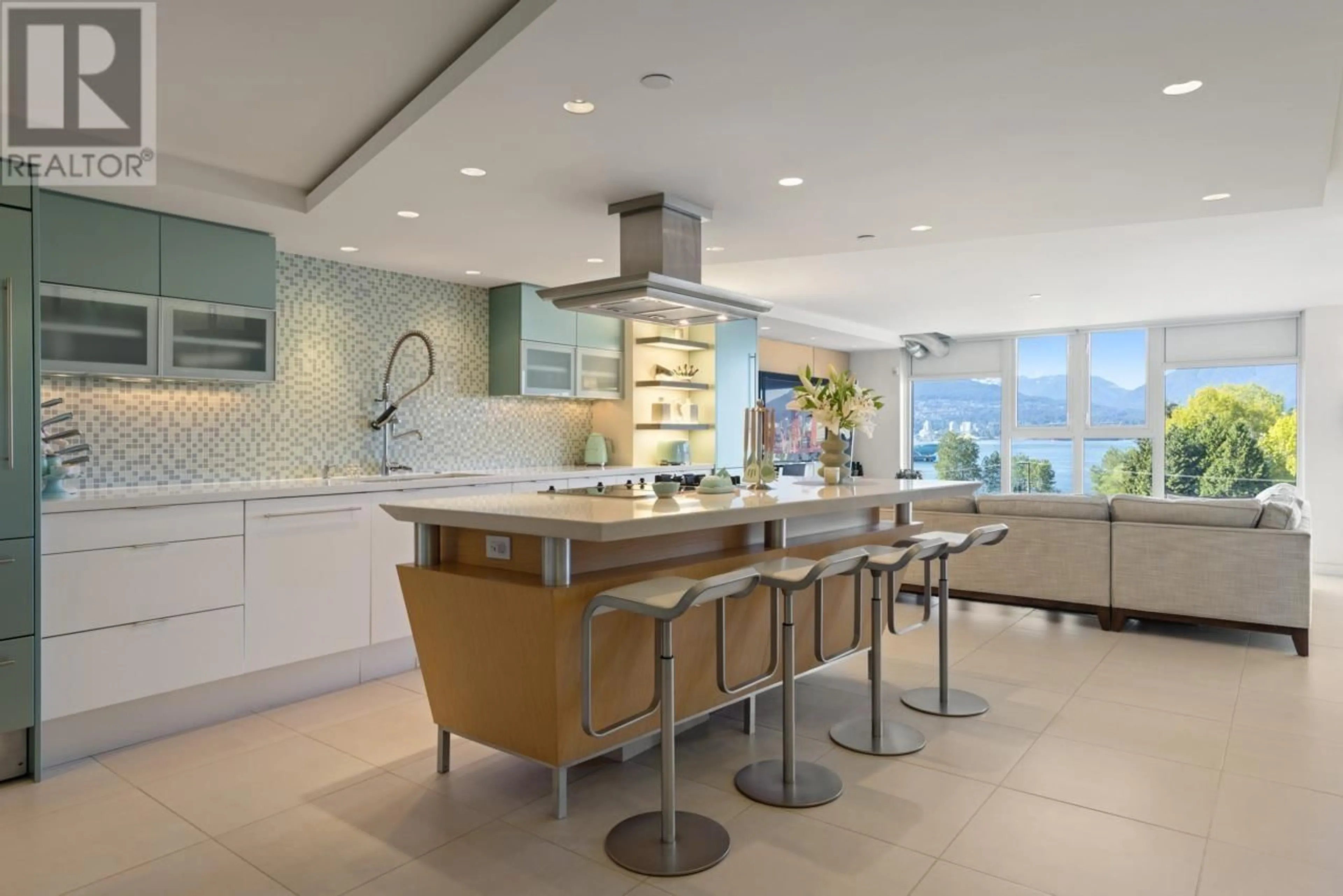 Contemporary kitchen for 708 27 ALEXANDER STREET, Vancouver British Columbia V6A1B2