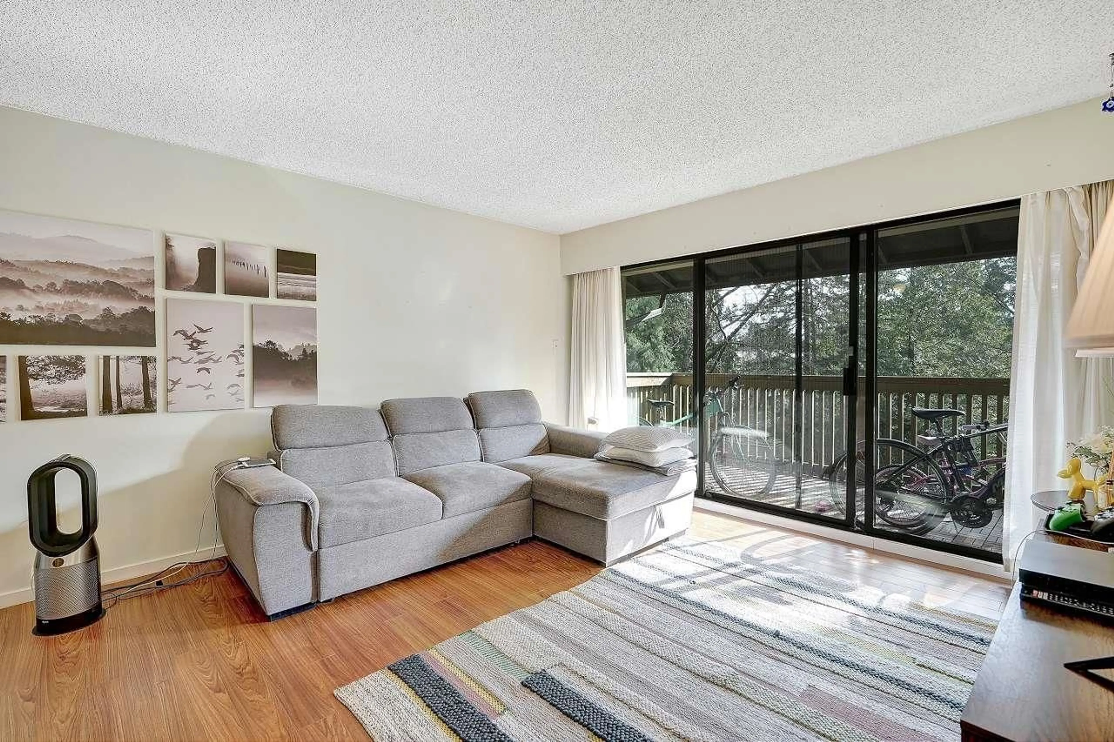 Living room for 316 14945 100TH AVENUE, Surrey British Columbia V3R1J6