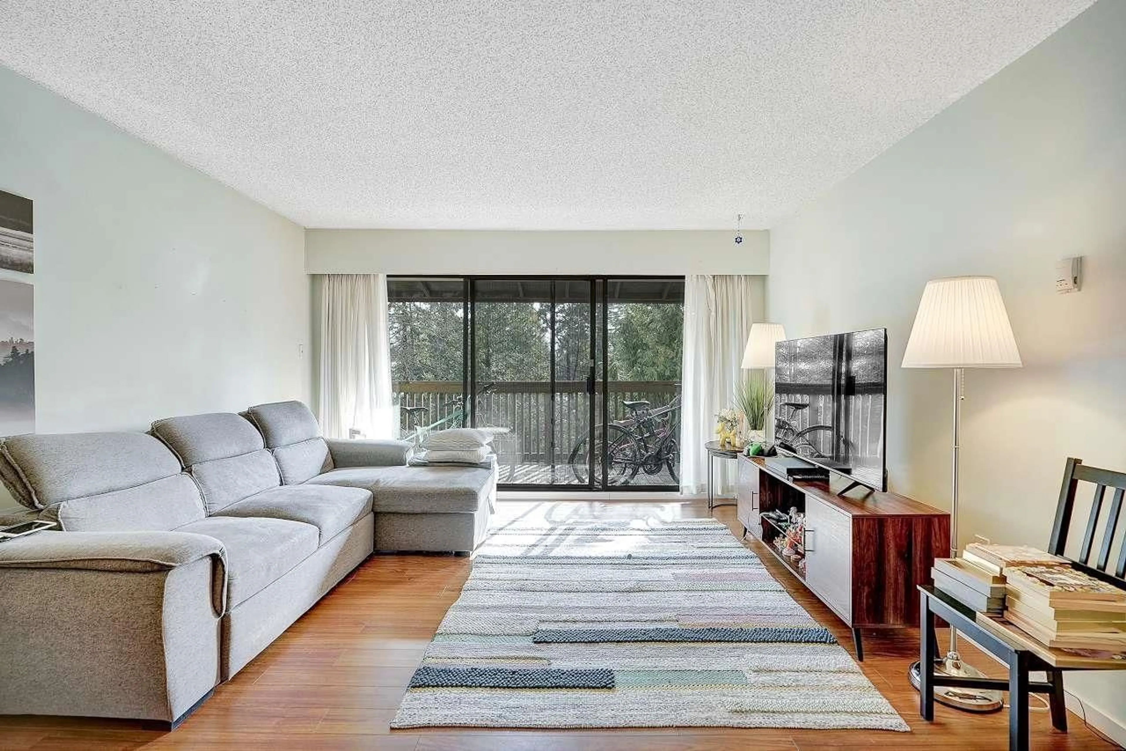 Living room for 316 14945 100TH AVENUE, Surrey British Columbia V3R1J6