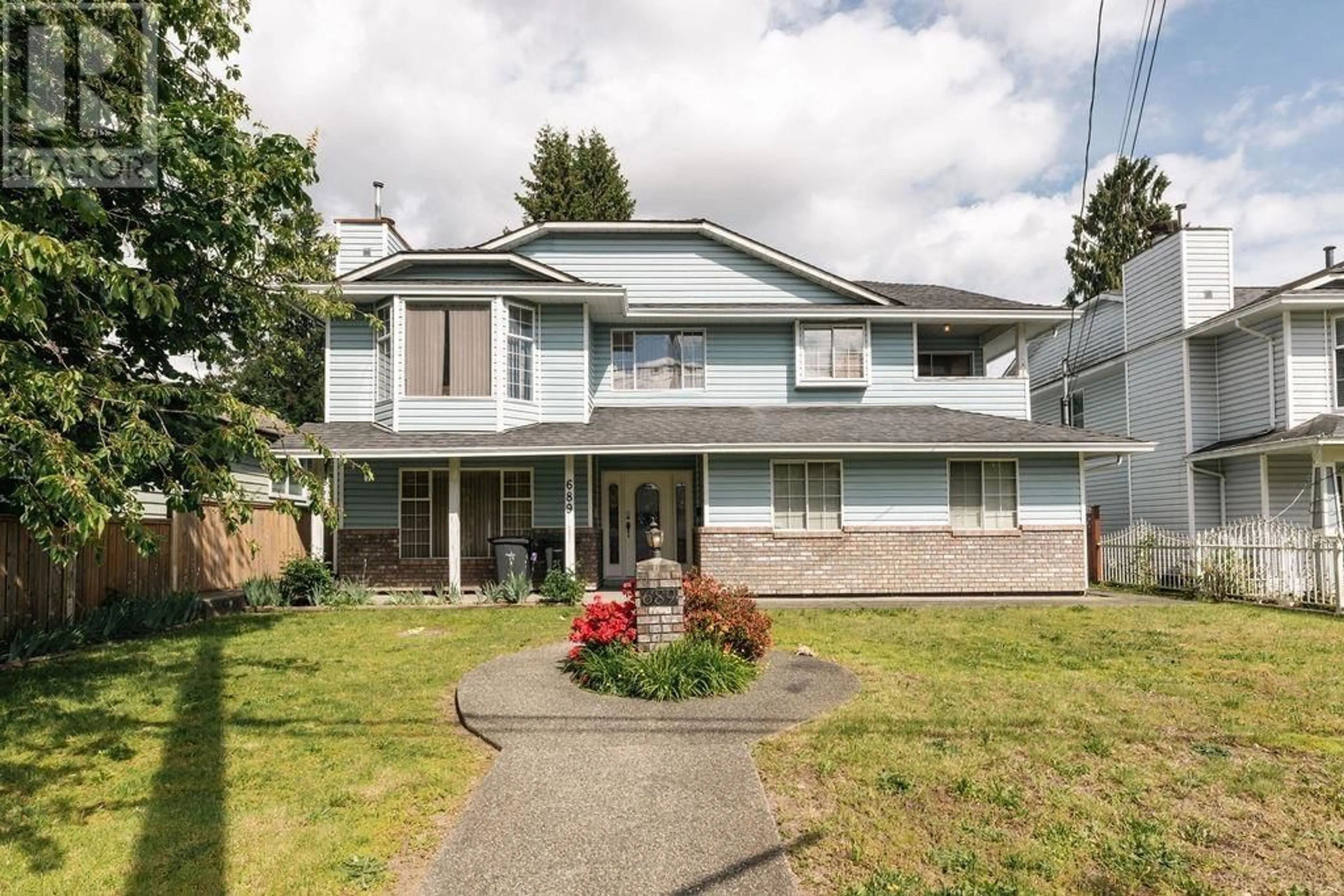 Frontside or backside of a home for 689 BLUE MOUNTAIN STREET, Coquitlam British Columbia V3J4R8