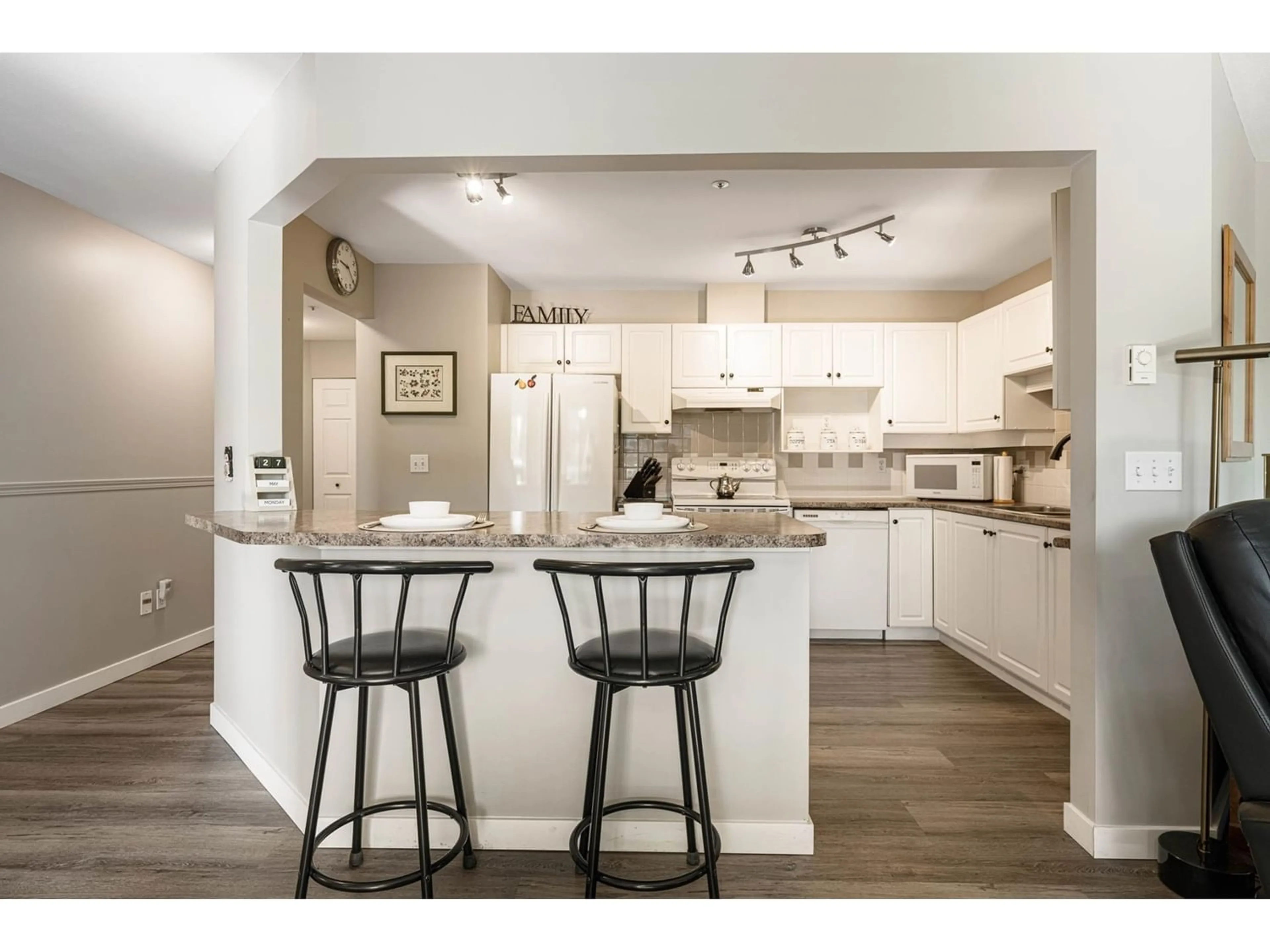 Contemporary kitchen for 202 5419 201A STREET, Langley British Columbia V3A1S7