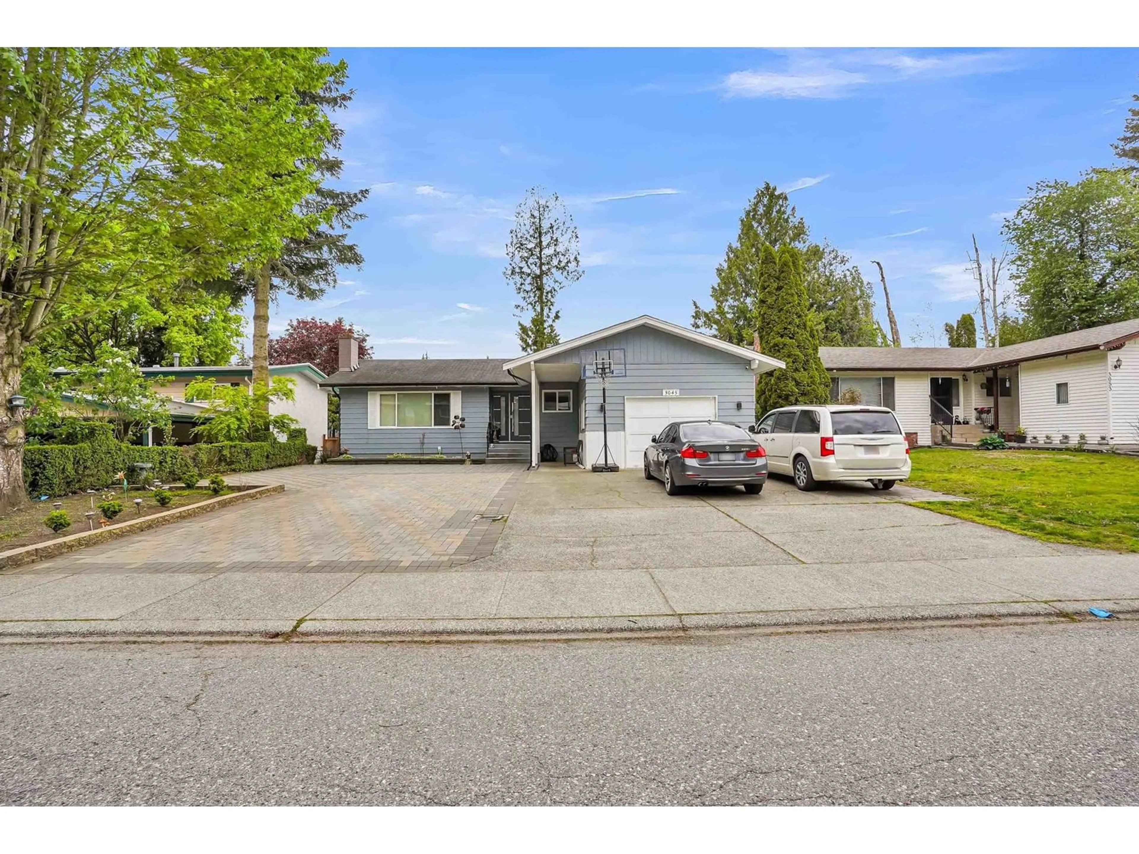 Living room for 3045 MOUAT DRIVE, Abbotsford British Columbia V2T4E5