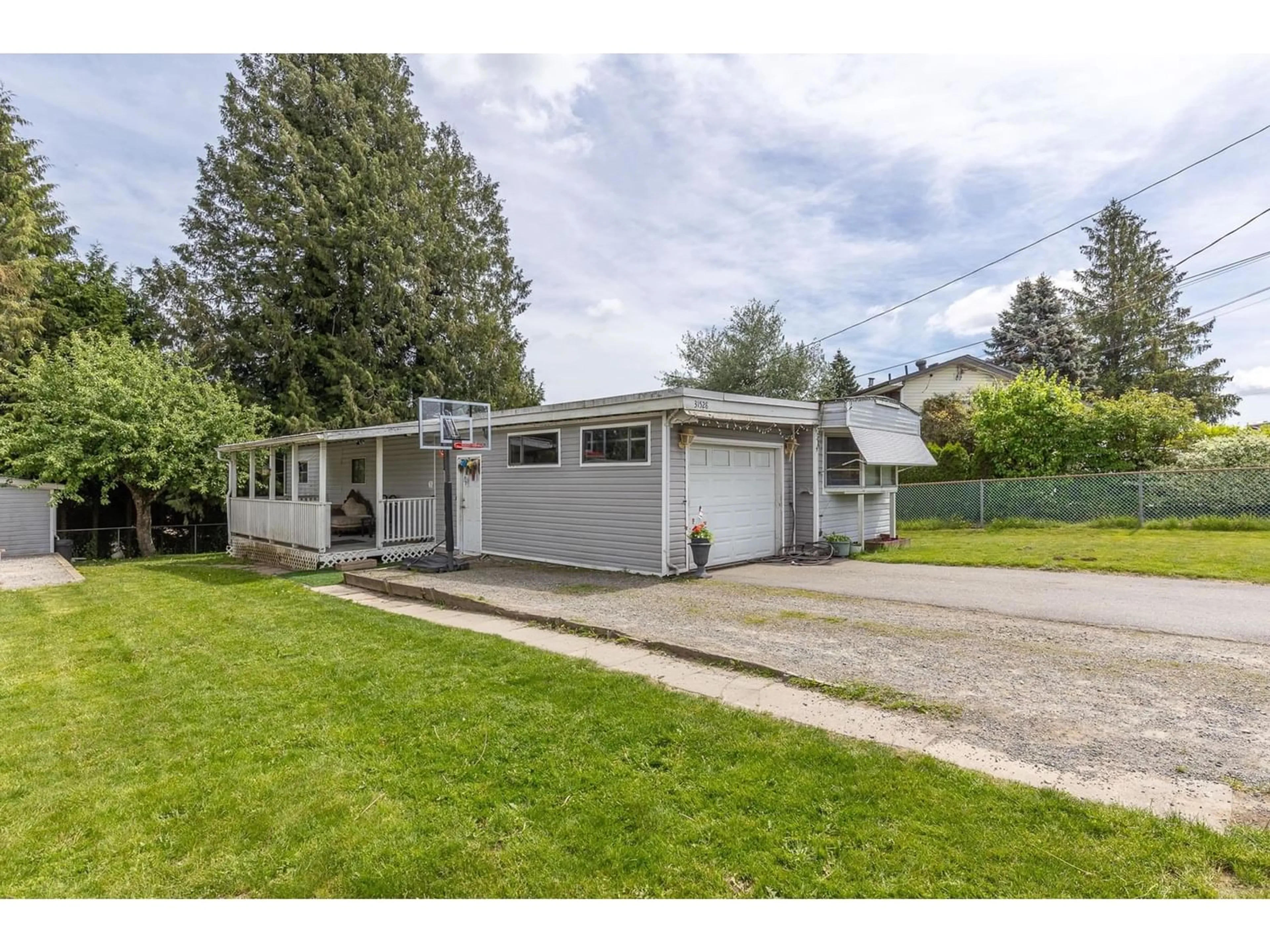 Frontside or backside of a home for 31528 MONARCH COURT, Abbotsford British Columbia V2T6M5