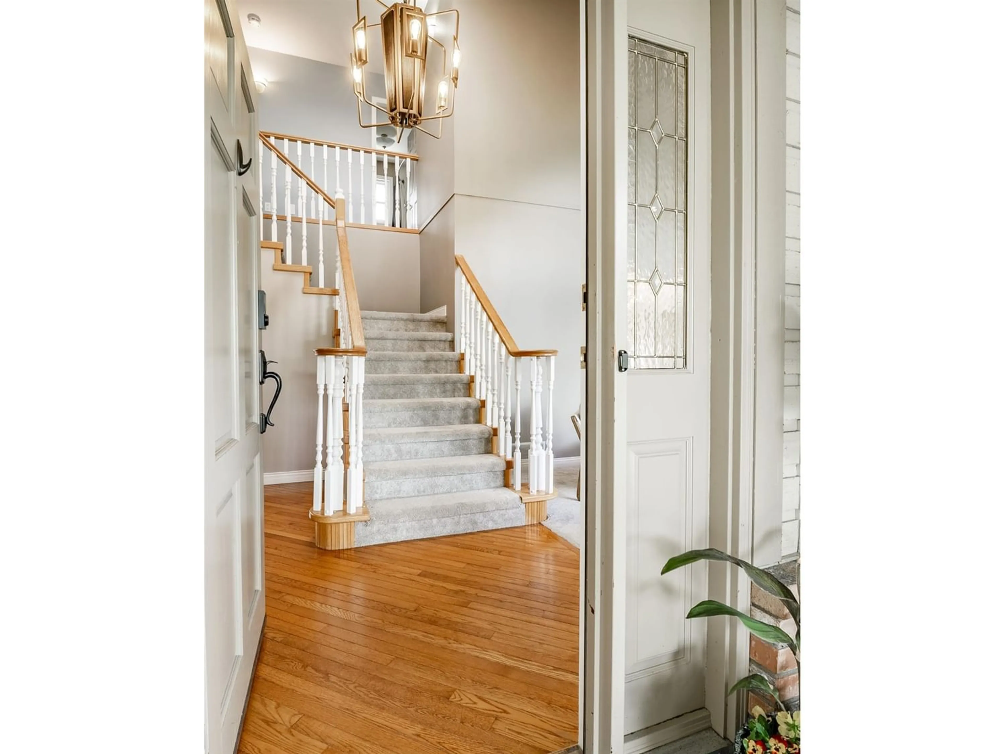 Indoor entryway for 19051 59 AVENUE, Surrey British Columbia V3S7M9