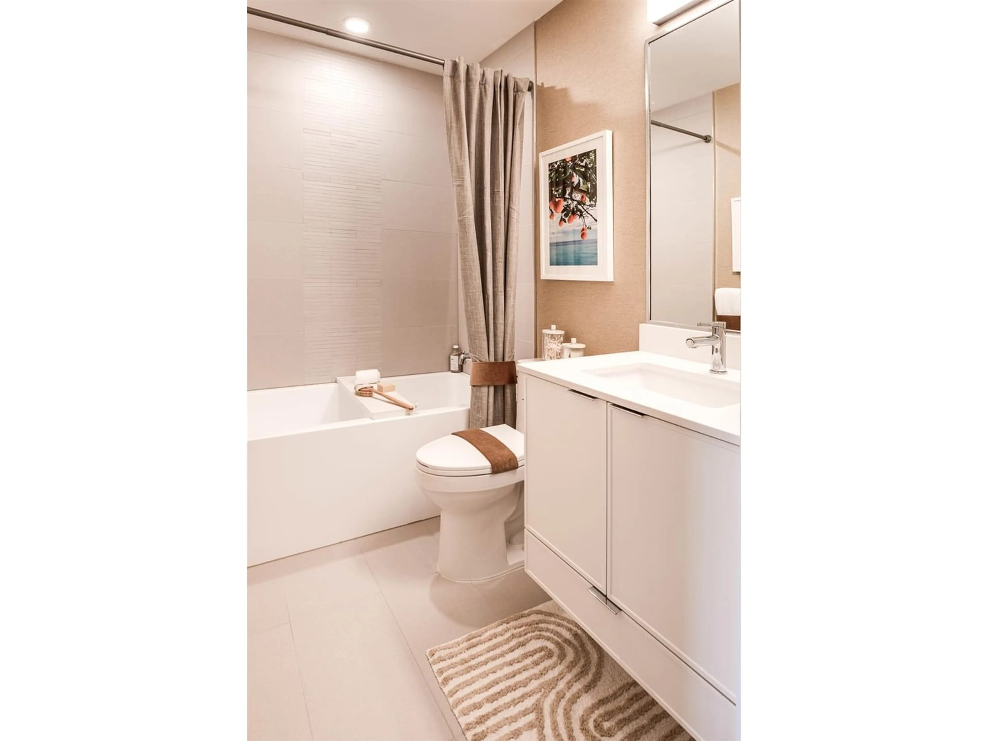 Contemporary bathroom, ceramic floors for 85 2350 165 STREET, Surrey British Columbia V3Z1J9