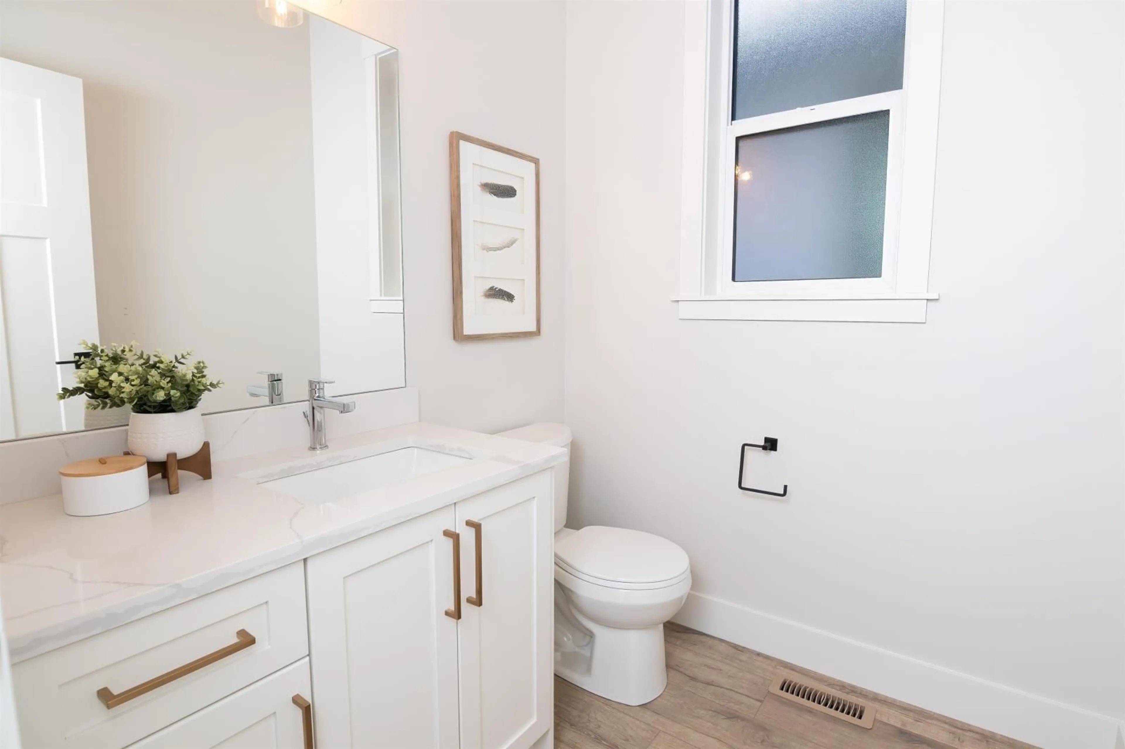 Contemporary bathroom for 3 46450 BEDFORD PARKWAY, Chilliwack British Columbia V2R5N4